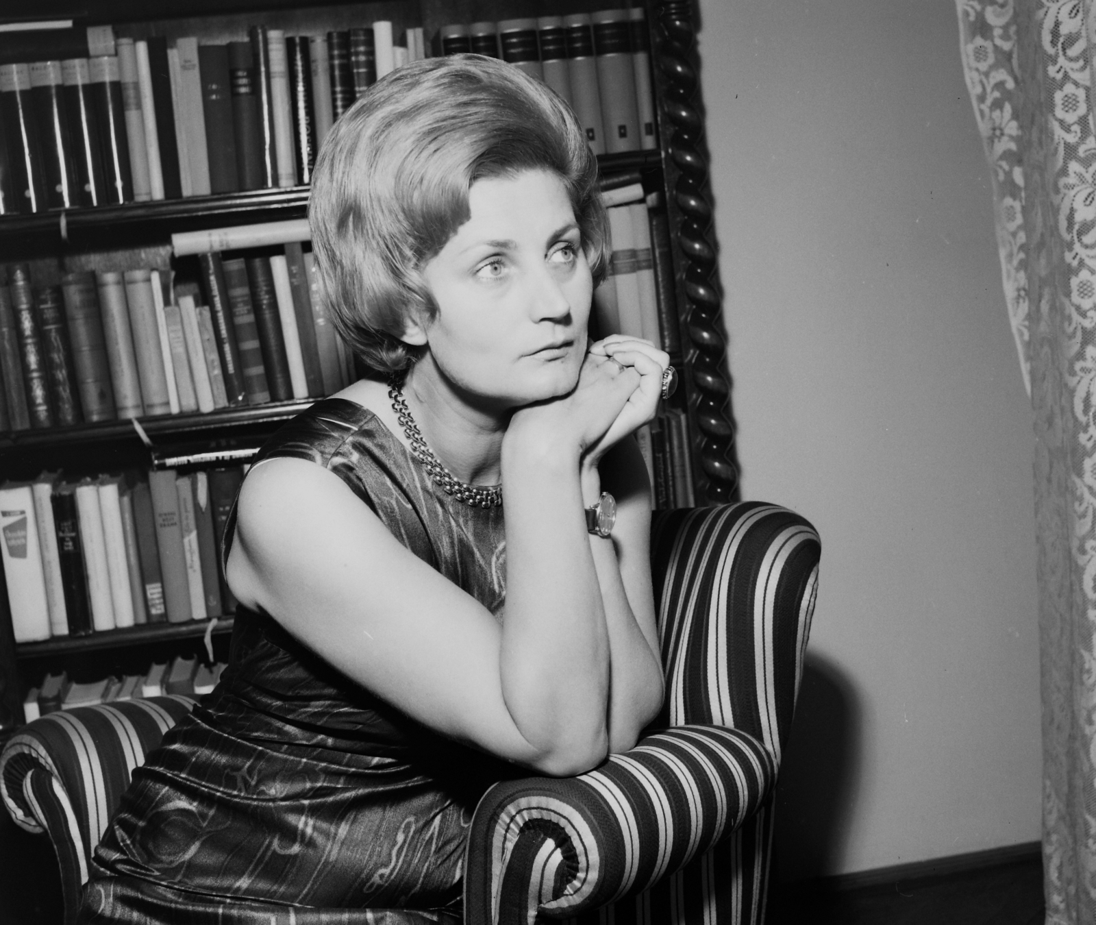 Hungary, Budapest II., Máthé Erzsi színművésznő Margit körút (Mártírok útja) 20. szám alatti lakásán., 1964, Hunyady József, wrist watch, necklace, bookshelf, Budapest, prop up the head, Fortepan #107212