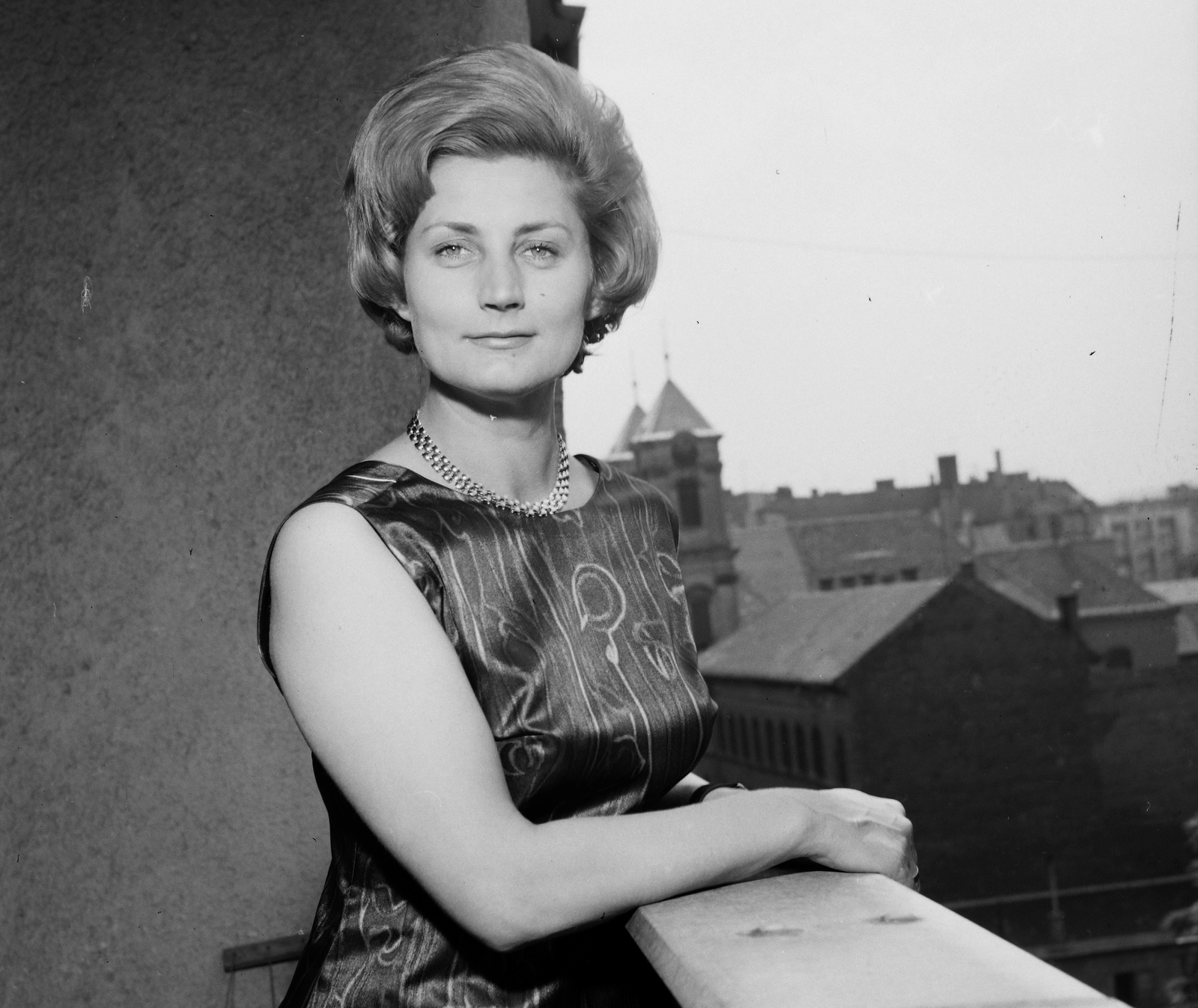 Hungary, Budapest II., Máthé Erzsi színművésznő Margit körút (Mártírok útja) 20. szám alatti lakásának erkélyén. Háttérben az Országúti ferences templom tornya látszik., 1964, Hunyady József, necklace, Budapest, Fortepan #107213