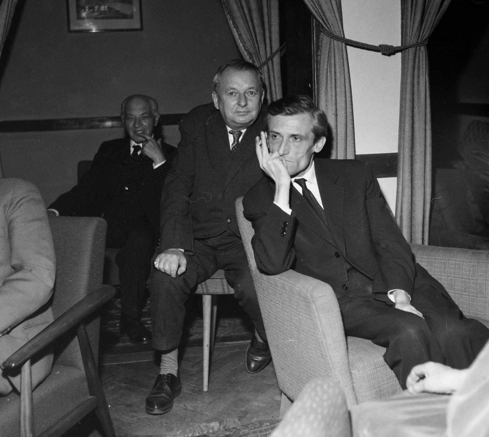 Hungary, Budapest VI., elöl Pilinszky János költő, mögötte Kunszery Gyula tanár, író, politikus. A felvétel az Írószövetség Bajza utca 18. alatti székházában készült., 1961, Hunyady József, Budapest, Fortepan #107215