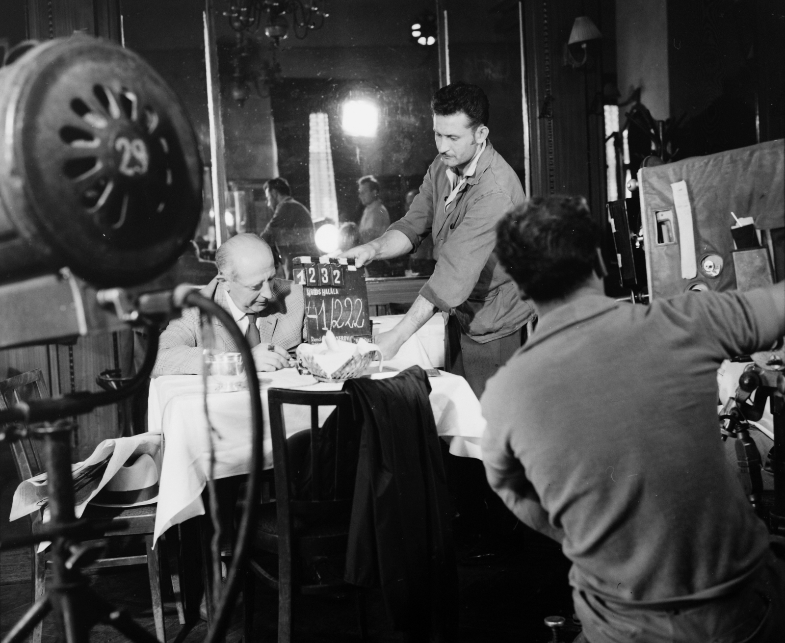 Magyarország, Esztergom, Vár eszpresszó a Rákóczi tér-Vörösmarty utca sarkán. Balázs Samu színművész Az orvos halála című film forgatásán., 1965, Hunyady József, filmforgatás, filmkamera, csapó, Fortepan #107225