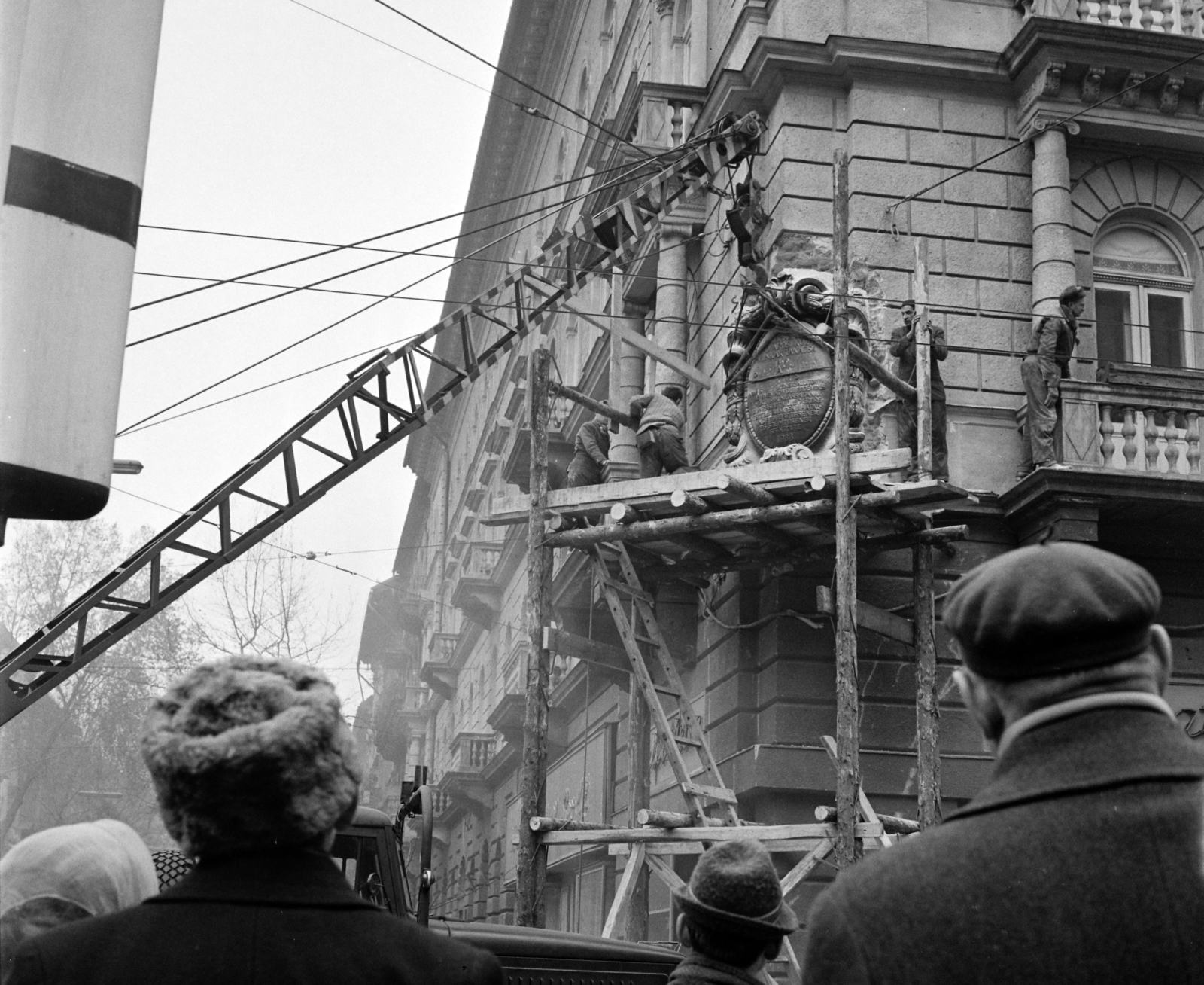 Hungary, Budapest VI., Podmaniczky (Rudas László) utca - Nagymező utca sarok, Podmaniczky Frigyes emléktáblájának eltávolítása., 1965, Hunyady József, crane, scaffolding, Budapest, Fortepan #107228