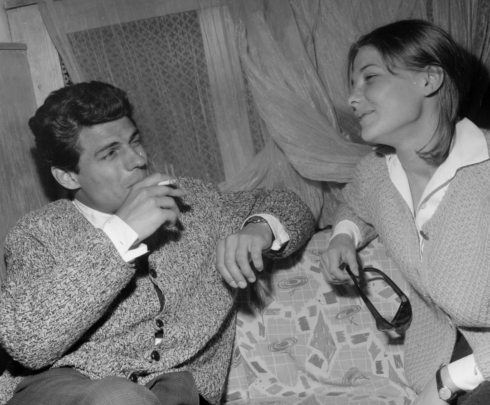 Magyarország, Budapest V., Sztankay István és Törőcsik Mari színművészek a Katona József Színházban. Zorin: Varsói melódia című darabjának próbája., 1965, Hunyady József, híres ember, cigaretta, dohányzás, napszemüveg, enteriőr, kettős portré, Budapest, könyökölni, Fortepan #107236