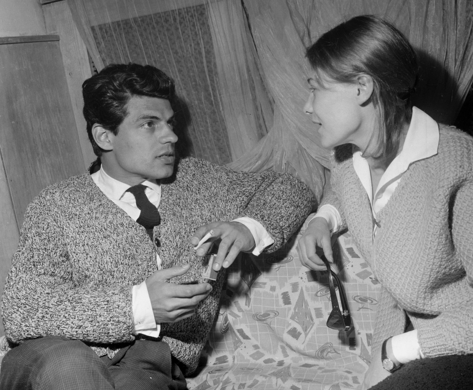 Hungary, Budapest V., Sztankay István és Törőcsik Mari színművészek a Katona József Színházban. Zorin: Varsói melódia című darabjának próbája., 1965, Hunyady József, celebrity, cigarette, smoking, shades, interior, double portrait, Budapest, prop up on elbows, Fortepan #107237