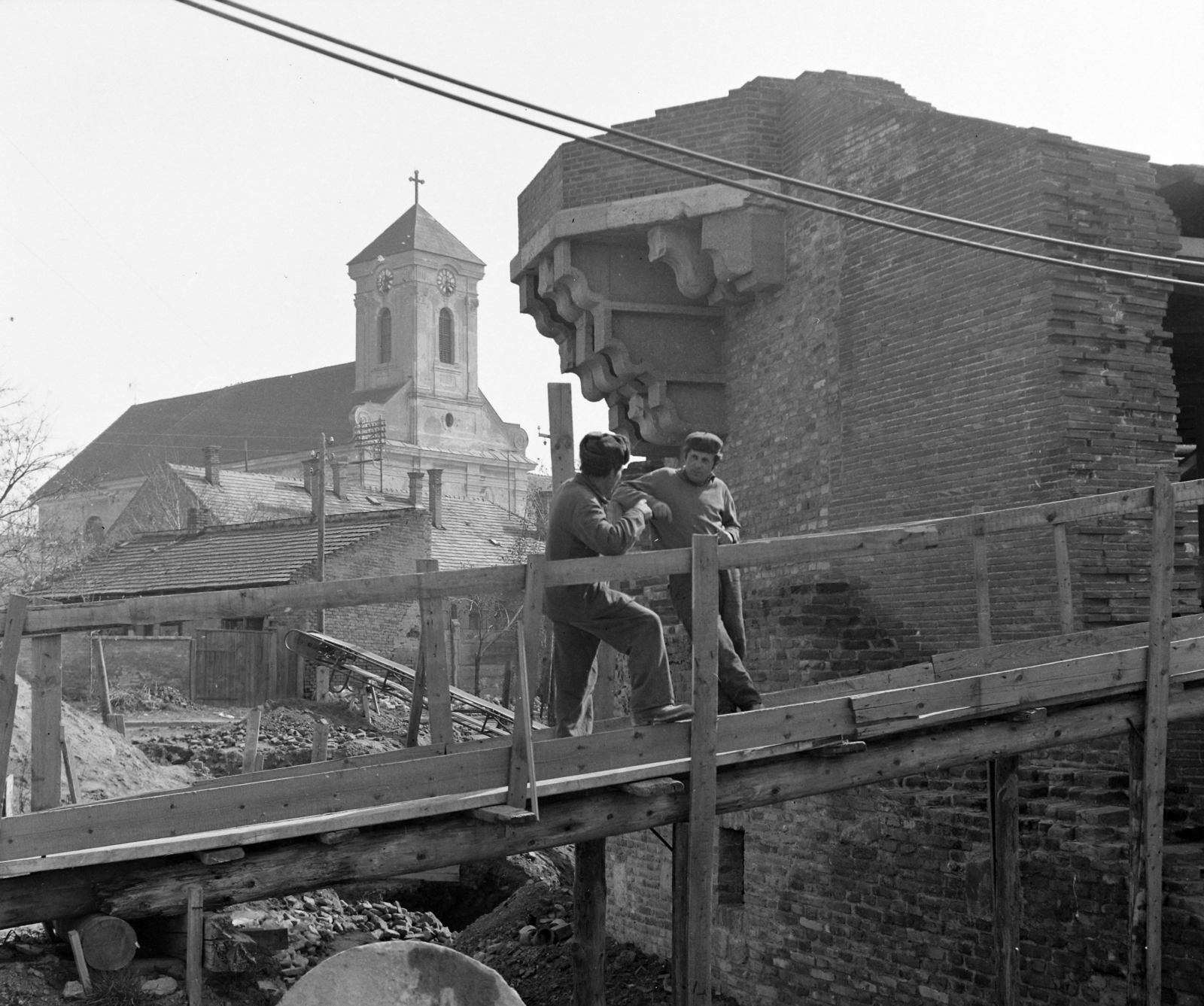 Magyarország, Simontornya, a vár helyreállítása, háttérben a katolikus templom., 1965, Hunyady József, Fortepan #107241