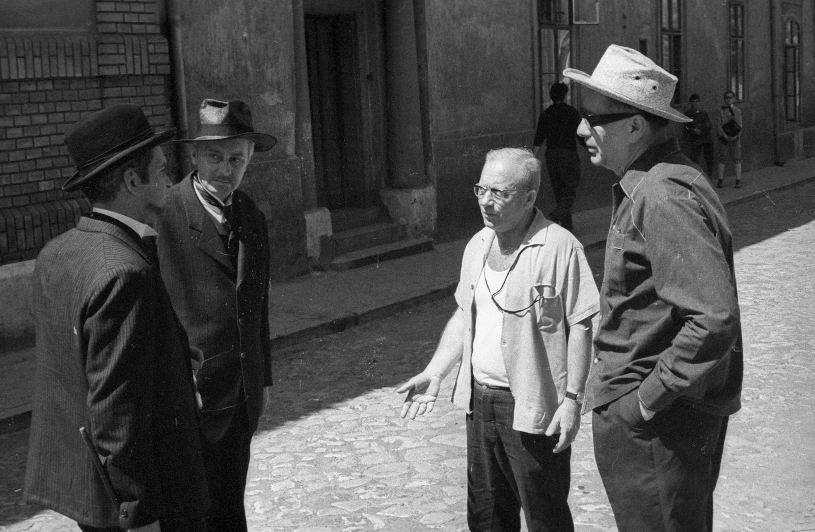 Hungary, Baja, Déri Miksa köz, Latinovits Zoltán és Mensáros László színművészek, Illés György operatőr és Ranódy László rendező az Aranysárkány című film forgatásán., 1966, Hunyady József, filming, Fortepan #107257