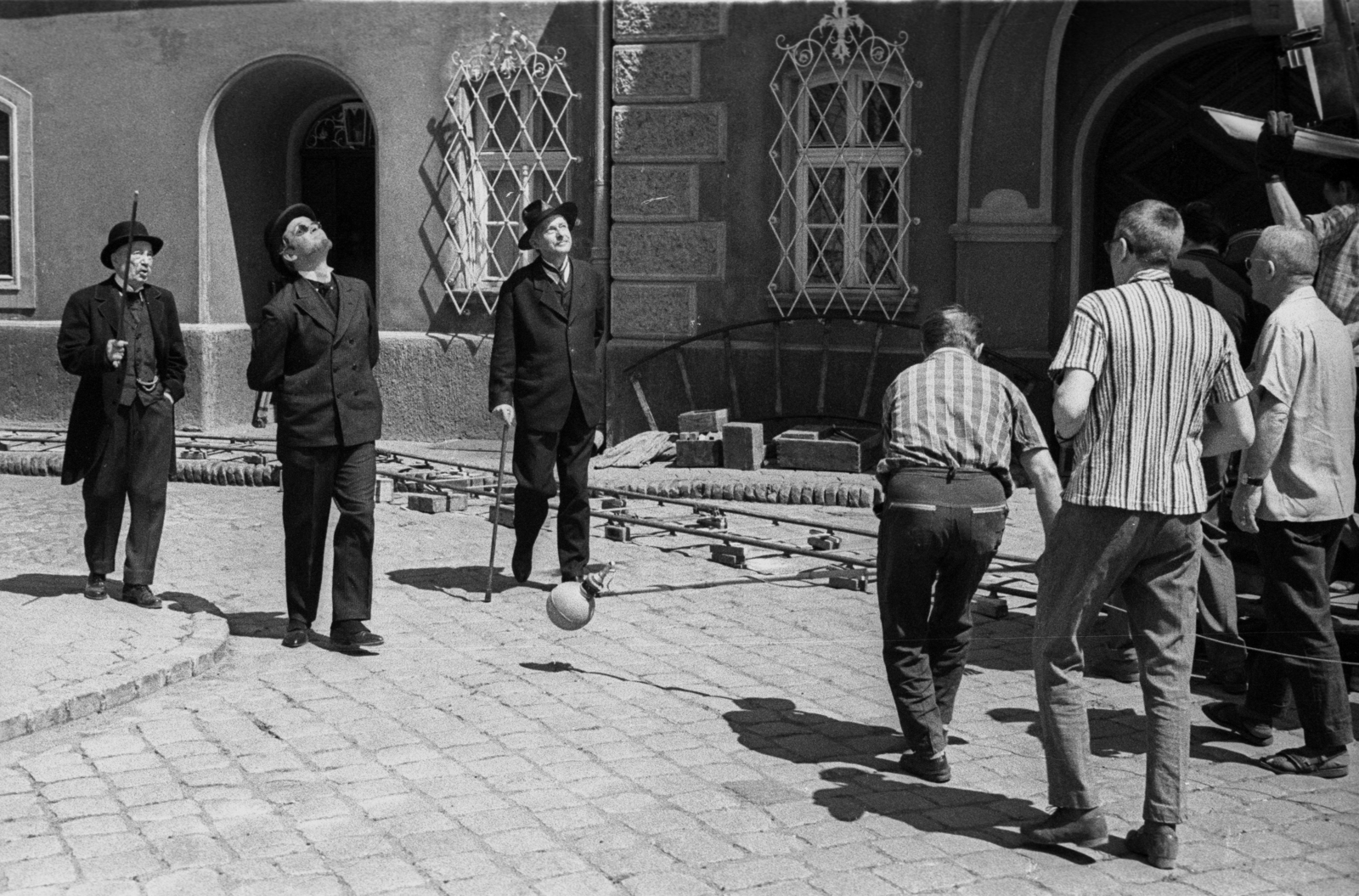 Magyarország, Baja, Déri Miksa köz, Gózon Gyula, Latinovits Zoltán és Mensáros László színművészek az Aranysárkány című film forgatásán., 1966, Hunyady József, filmforgatás, mikrofon, fahrt-sín, Fortepan #107259