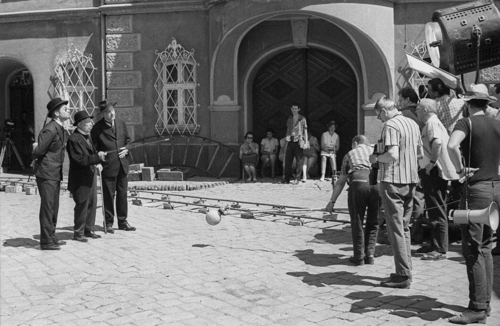 Hungary, Baja, Déri Miksa köz, Latinovits Zoltán, Gózon Gyula és Mensáros László színművészek az Aranysárkány című film forgatásán., 1966, Hunyady József, filming, microphone, megaphone, camera track, Fortepan #107260