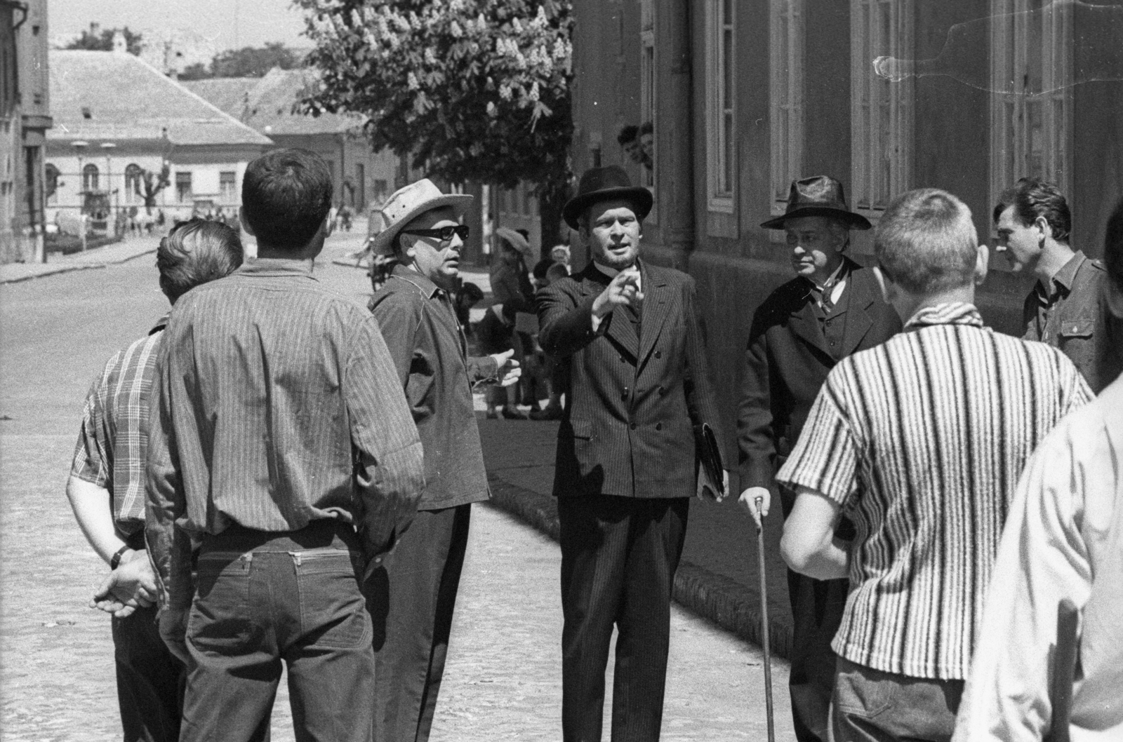 Hungary, Baja, Déri Déri Miksa köz, távolabb a Bartók Béla utca házai. Ranódy László rendező, Latinovits Zoltán és Mensáros László színművészek az Aranysárkány című film forgatásán., 1966, Hunyady József, filming, Fortepan #107262