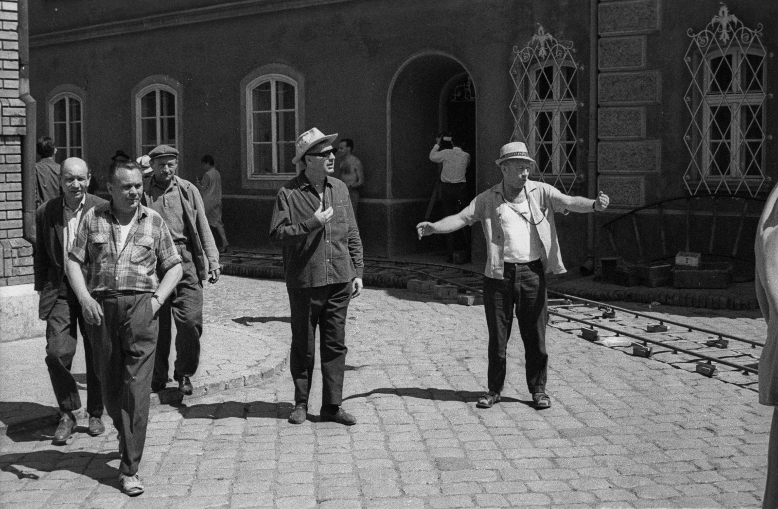 Magyarország, Baja, Roosevelt tér - Déri Miksa köz sarok. Középen Ranódy László rendező, mellette Illés György operatőr az Aranysárkány című film forgatásán., 1966, Hunyady József, filmforgatás, fahrt-sín, Fortepan #107263