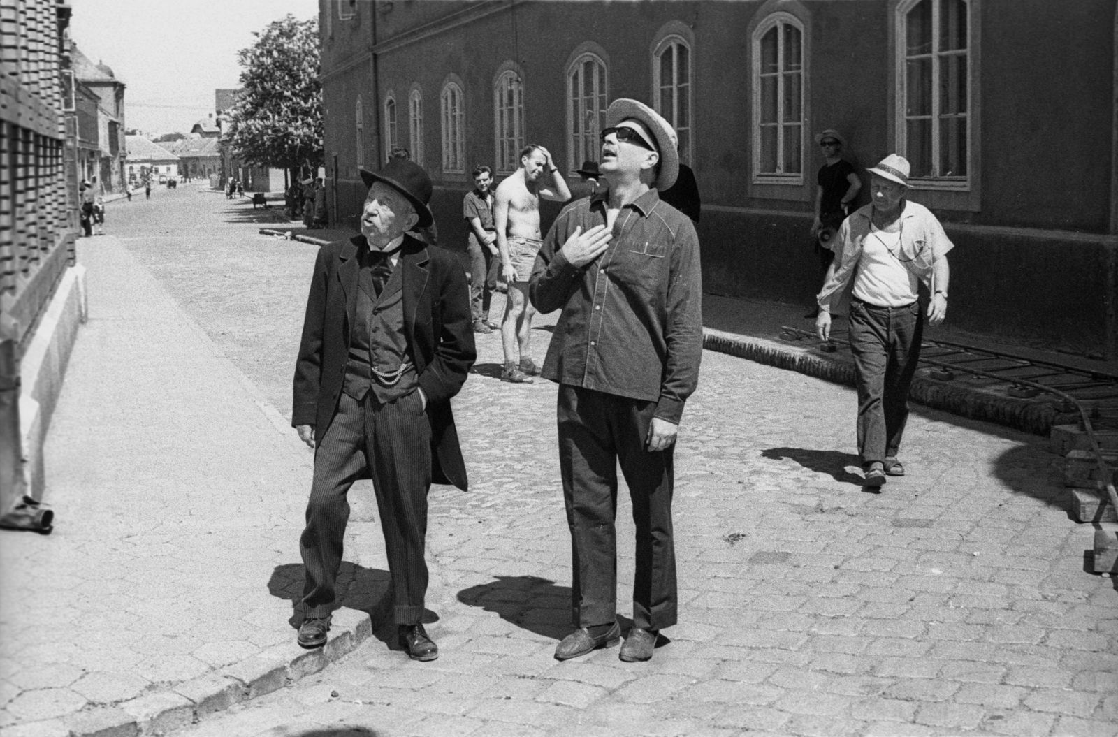 Hungary, Baja, Déri Déri Miksa köz, távolabb a Bartók Béla utca házai. Gózon Gyula színművész, Ranódy László rendező és hátrébb Illés György operatőr az Aranysárkány című film forgatásán., 1966, Hunyady József, filming, Fortepan #107264