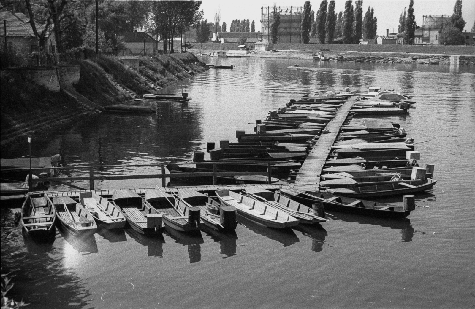Hungary, Baja, Sugovica (Kamarás-Duna), balra a Petőfi-sziget, jobbra a gázgyár., 1966, Hunyady József, Fortepan #107270