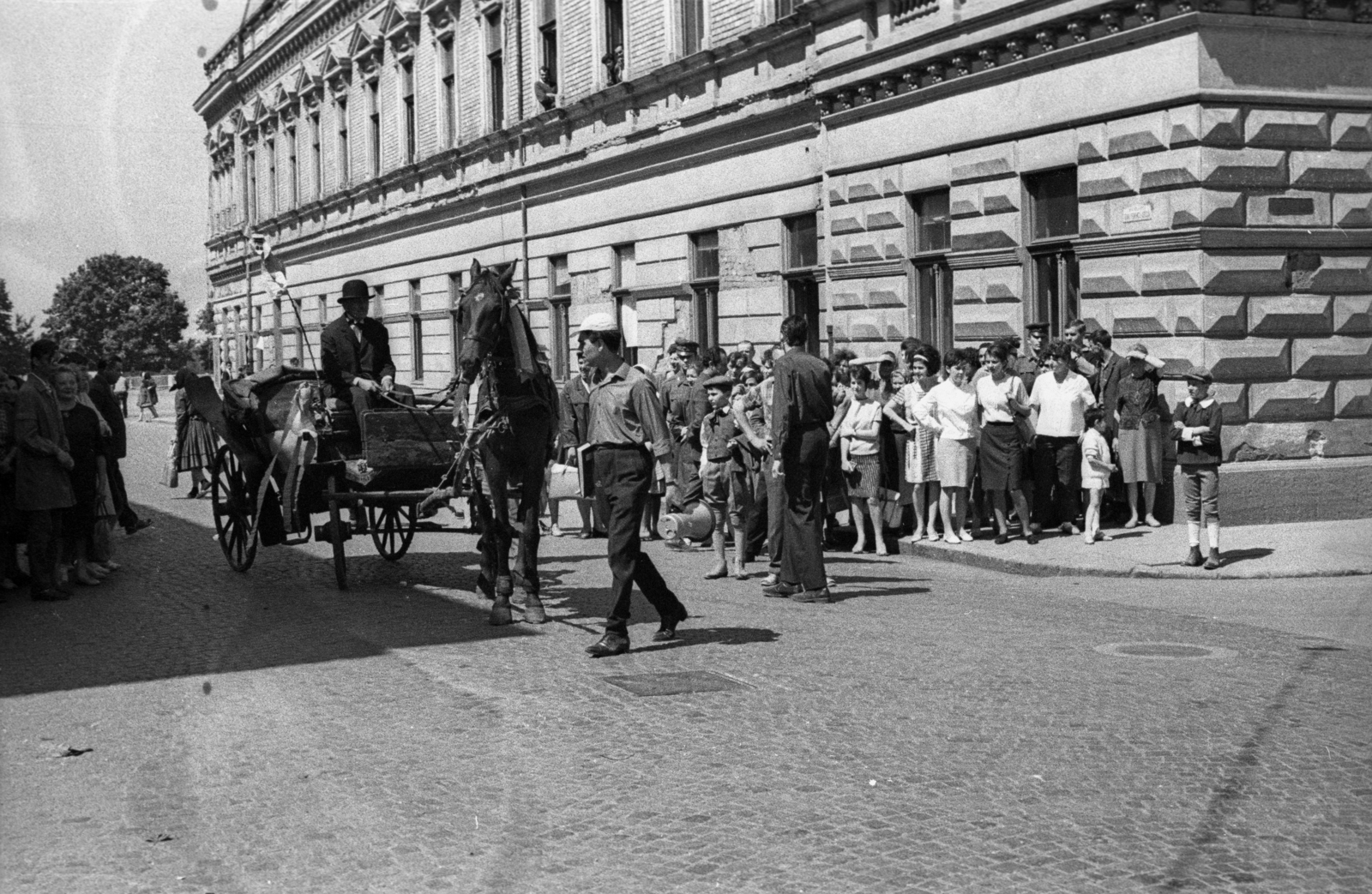 Hungary, Baja, Deák Ferenc utca - Bartók Béla utca sarok. A felvétel az Aranysárkány című film forgatásakor készült., 1966, Hunyady József, filming, carriage, Horse-drawn carriage, Fortepan #107274