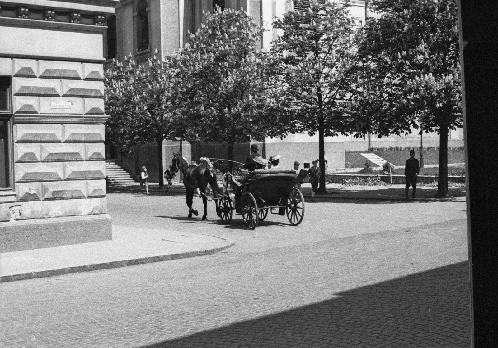 Hungary, Baja, Deák Ferenc utca, szemben a Bartók Béla utcában a Páduai Szent Antal-templom. A felvétel az Aranysárkány című film forgatásakor készült., 1966, Hunyady József, filming, Horse-drawn carriage, Fortepan #107279