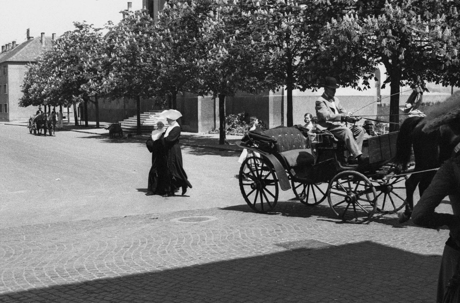 Magyarország, Baja, Bartók Béla utca a Páduai Szent Antal-templom előtt a Deák Ferenc utcától nézve. A felvétel az Aranysárkány című film forgatásakor készült., 1966, Hunyady József, filmforgatás, lovaskocsi, apáca, Fortepan #107280