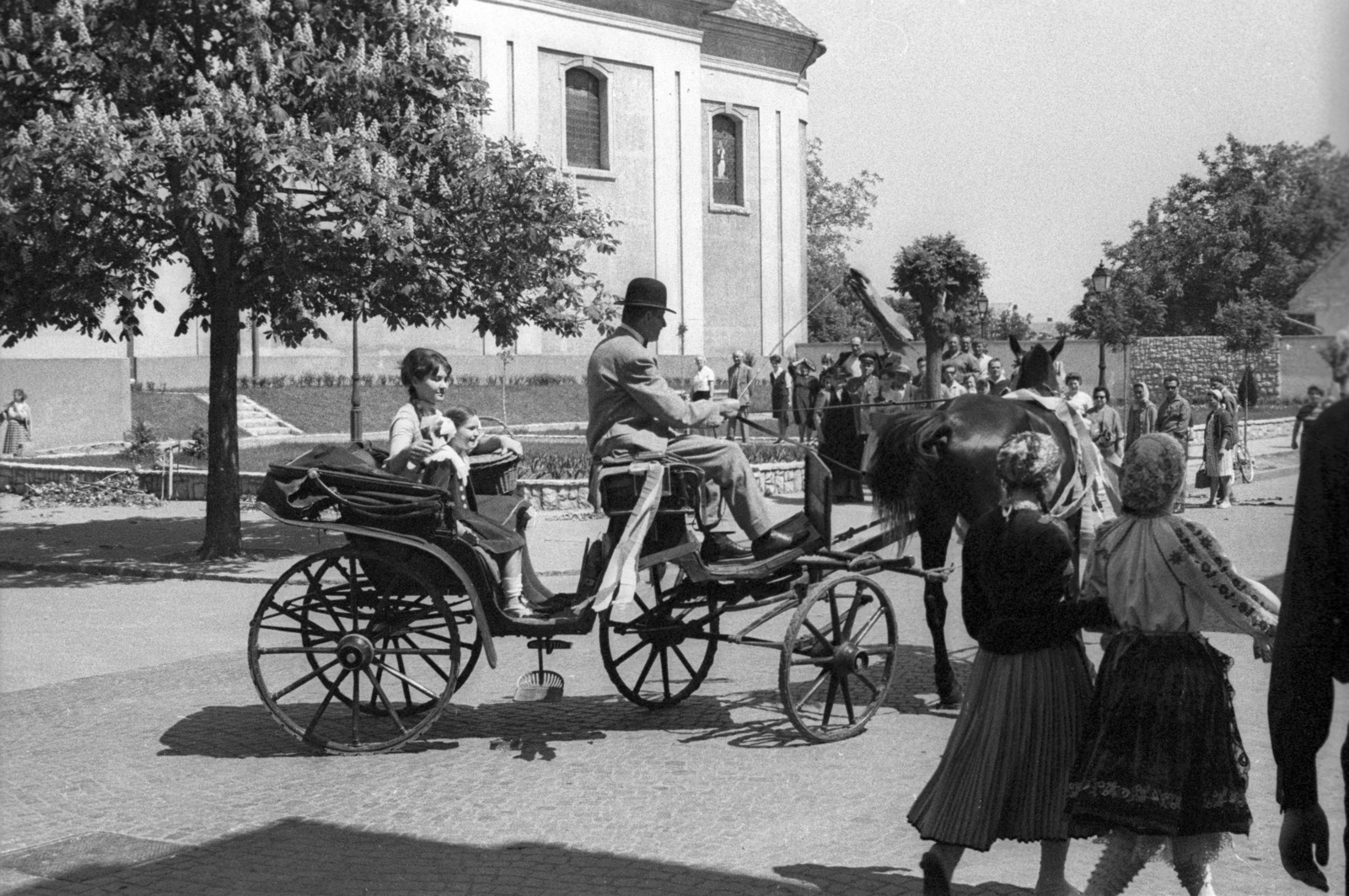 Hungary, Baja, Deák Ferenc utca, háttérben a Páduai Szent Antal-templom. A felvétel az Aranysárkány című film forgatásakor készült., 1966, Hunyady József, filming, Horse-drawn carriage, Fortepan #107281