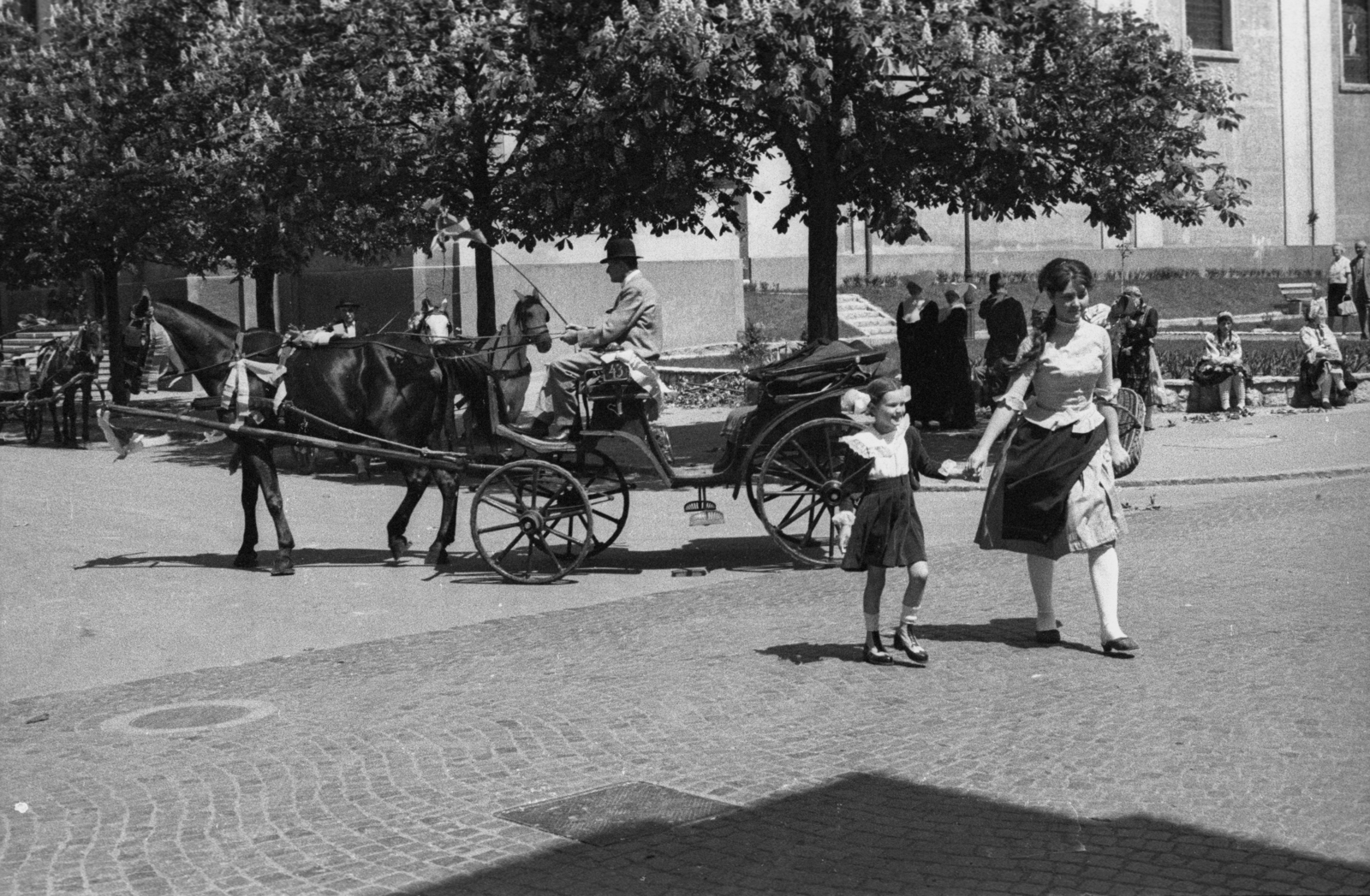 Magyarország, Baja, Deák Ferenc utca, háttérben a Páduai Szent Antal-templom. A felvétel az Aranysárkány című film forgatásakor készült., 1966, Hunyady József, filmforgatás, lovaskocsi, Fortepan #107282