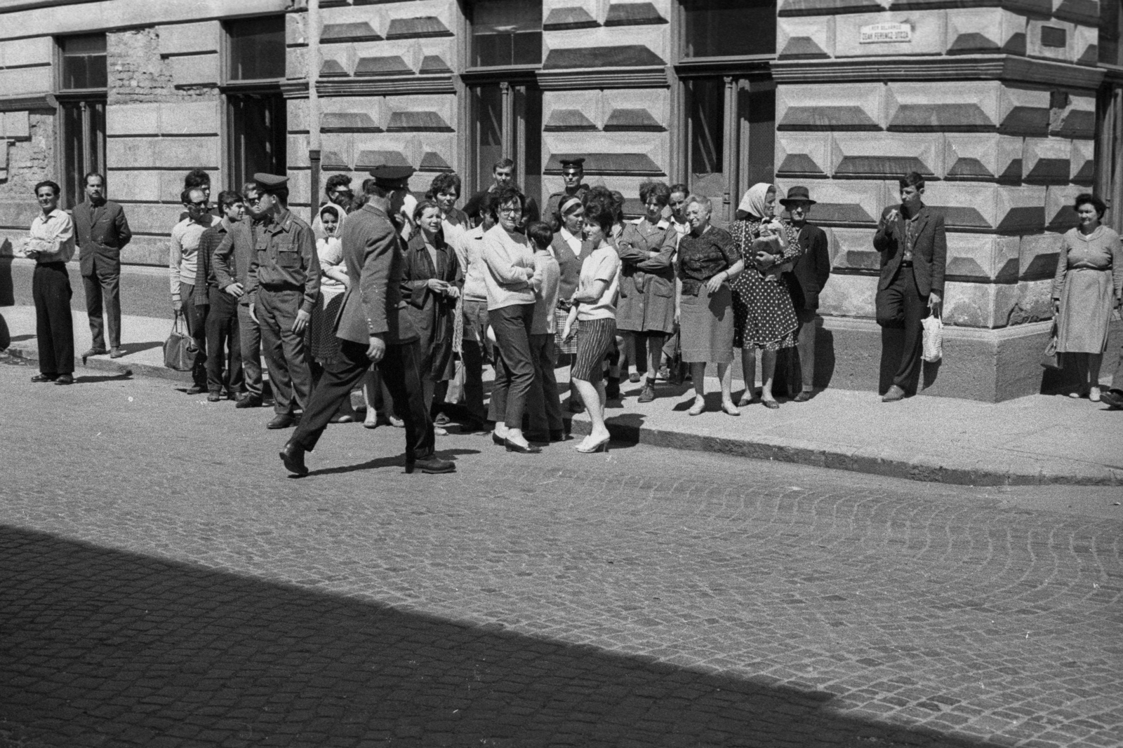 Hungary, Baja, Deák Ferenc utca - Bartók Béla utca sarok. A felvétel az Aranysárkány című film forgatásakor készült., 1966, Hunyady József, filming, Fortepan #107285