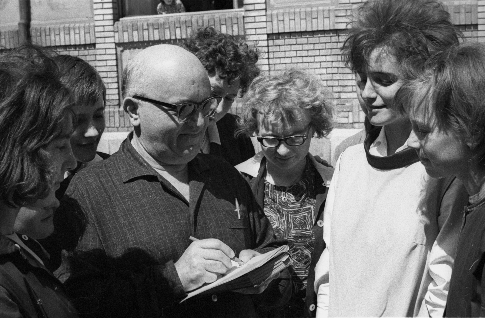 Hungary, Baja, Roosevelt tér, Tompa (Pufi) Sándor színművész autogramot ad. A felvétel az Aranysárkány című film forgatásakor készült., 1966, Hunyady József, Fortepan #107290