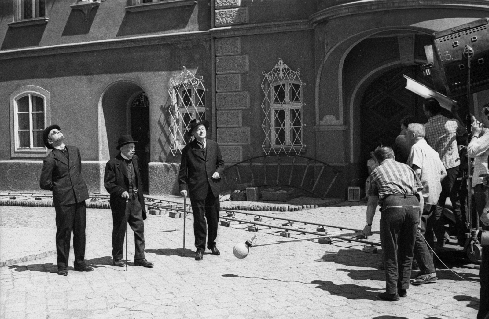 Hungary, Baja, Déri Miksa köz. Latinovits Zoltán, Gózon Gyula és Mensáros László színművészek. A felvétel az Aranysárkány című film forgatásakor készült., 1966, Hunyady József, Fortepan #107291