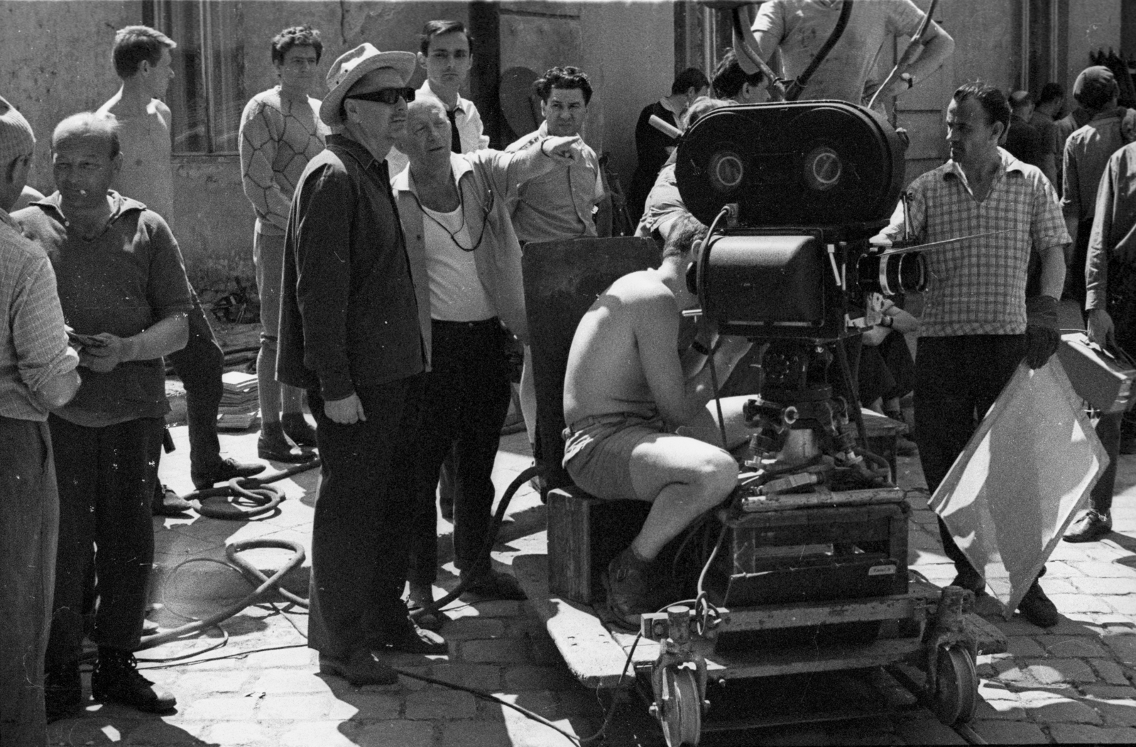 Hungary, Baja, Roosevelt tér. Ranódy László rendező (kalapban), mellette Illés György operatőr. A felvétel az Aranysárkány című film forgatásakor készült., 1966, Hunyady József, filming, movie camera, camera dolly, Fortepan #107294