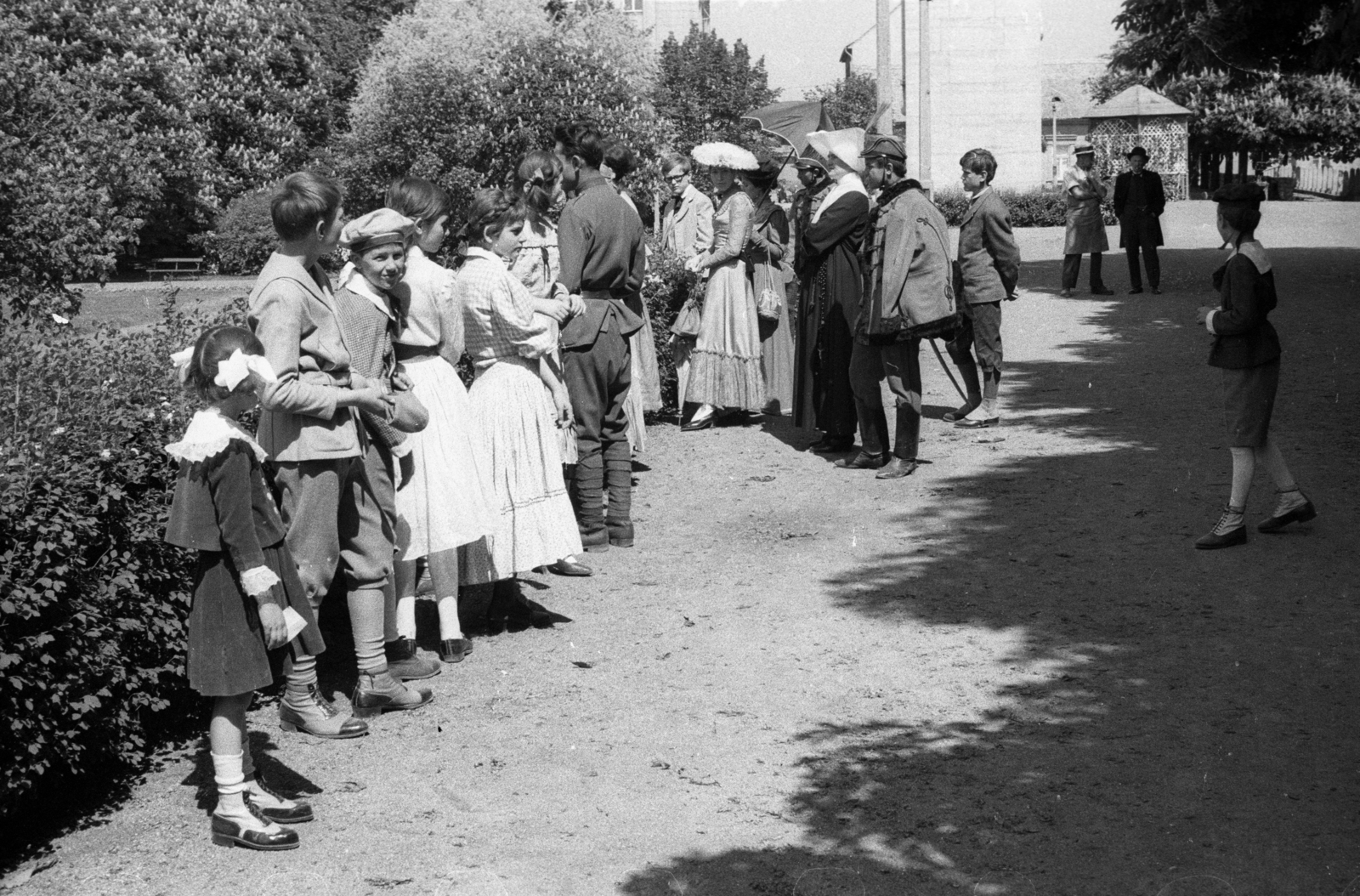 Magyarország, Baja, Déri kert. A felvétel az Aranysárkány című film forgatásakor készült., 1966, Hunyady József, Fortepan #107295