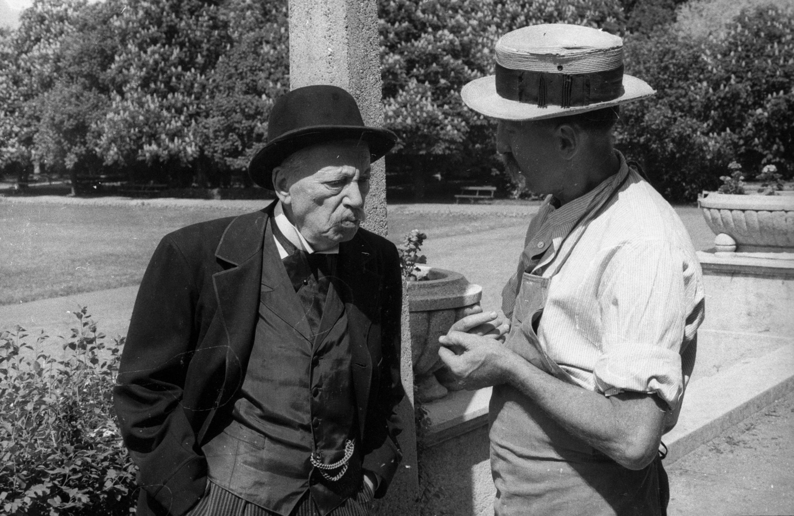 Hungary, Baja, Déri kert. Balra Gózon Gyula színművész. A felvétel az Aranysárkány című film forgatásakor készült., 1966, Hunyady József, Fortepan #107296