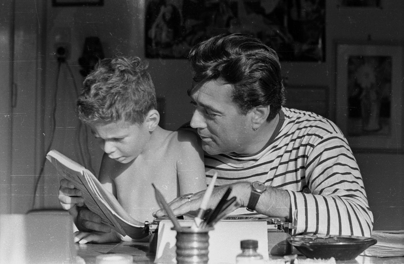 Magyarország, Budapest XII., Somlyó György költő és gyermeke a Kútvölgyi út 33. alatti lakásukban., 1965, Hunyady József, híres ember, íróasztal, karóra, enteriőr, hamutartó, kettős portré, Budapest, csíkos ruha, Best of, Fortepan #107325