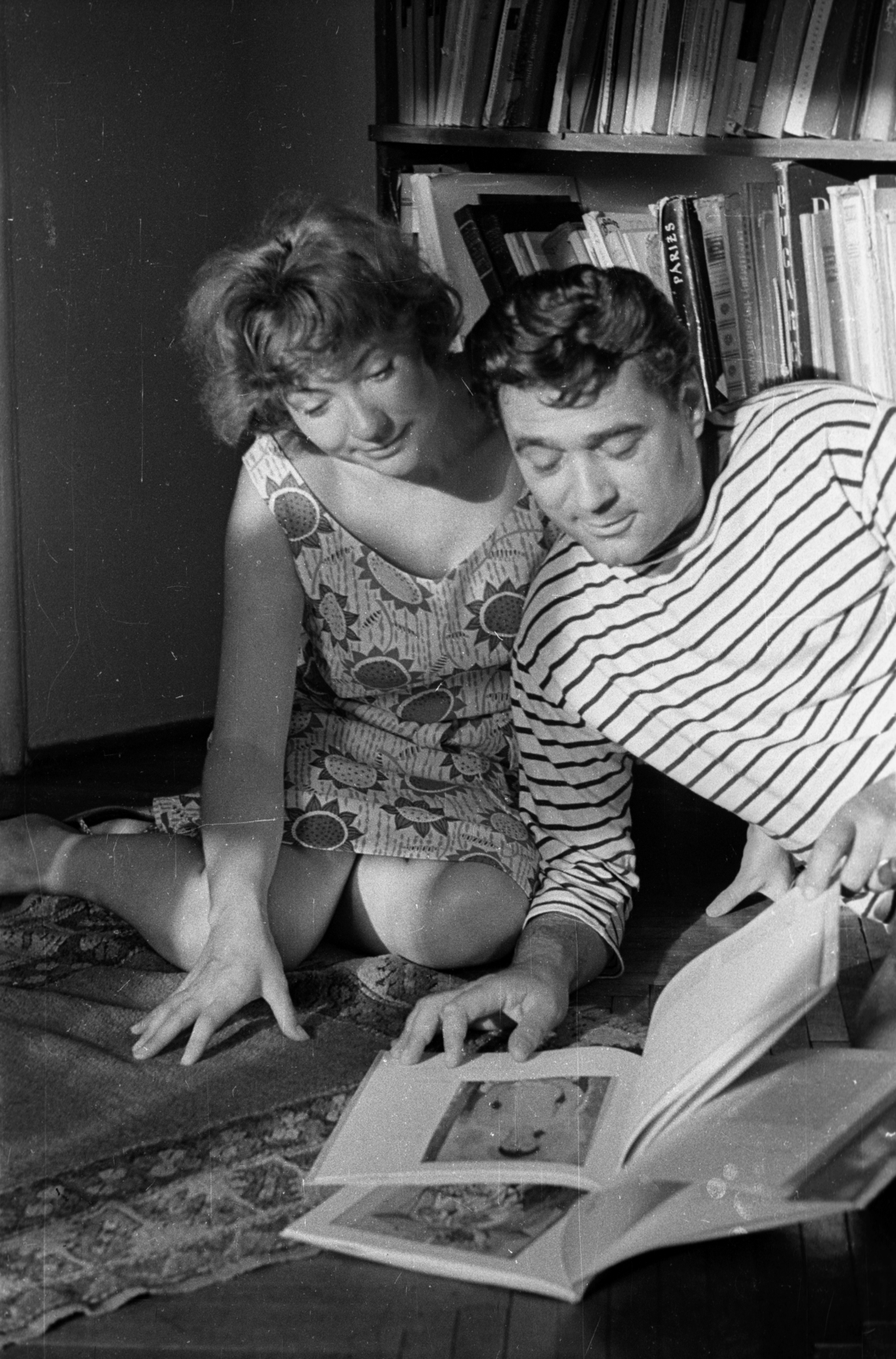 Magyarország, Budapest XII., a Csernus Mariann színművésznő - Somlyó György költő házaspár Kútvölgyi út 33. alatti lakásukon., 1965, Hunyady József, híres ember, könyv, enteriőr, kettős portré, Budapest, könyökölni, csíkos ruha, Fortepan #107327