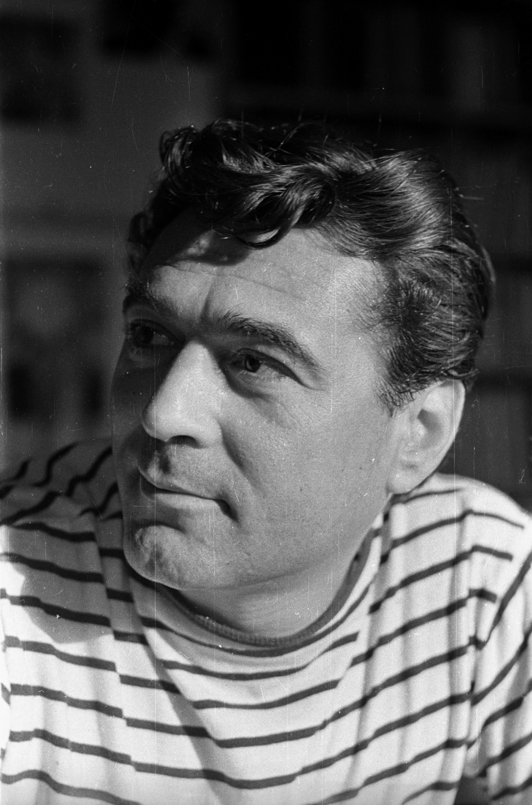 Magyarország, Budapest XII., Somlyó György költő a Kútvölgyi út 33. alatti lakásában., 1965, Hunyady József, portré, híres ember, Budapest, csíkos ruha, Fortepan #107329