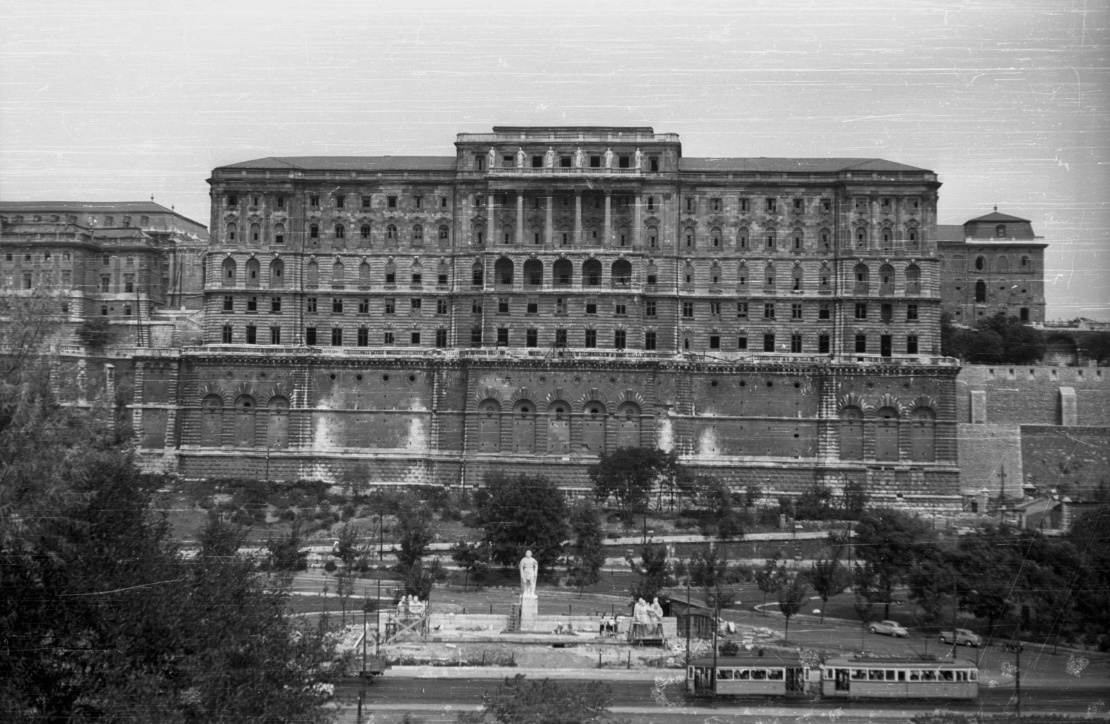 Magyarország, Budapest I., Dózsa György tér, Dózsa György szobor (Kiss István, 1961.). Háttérben a Budavári Palota (korábban Királyi Palota)., 1961, Hunyady József, szobor, emlékmű, villamos, Hauszmann Alajos-terv, palota, könyvtár, Budapest, szoborcsoport, Dózsa György-ábrázolás, Fortepan #107346