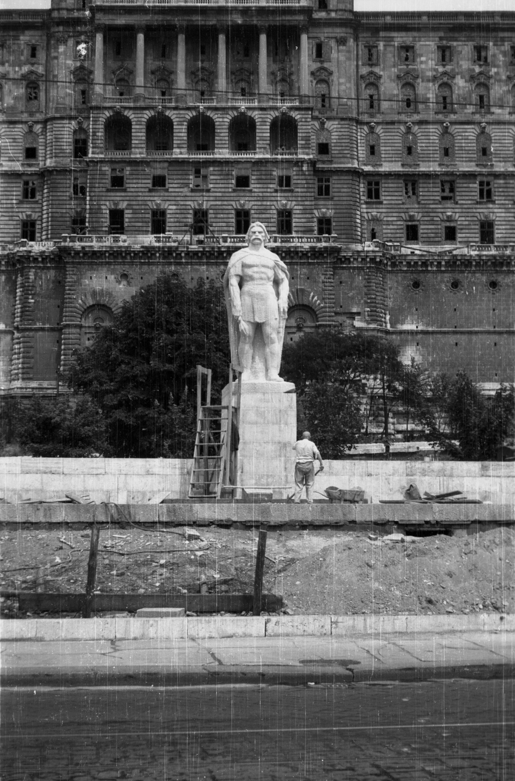 Hungary, Budapest I., Dózsa György tér, Dózsa György szobor (Kiss István, 1961.). Háttérben a Budavári Palota (korábban Királyi Palota)., 1961, Hunyady József, sculpture, monument, Alajos Hauszmann-design, palace, library, Budapest, György Dózsa-portrayal, Fortepan #107348