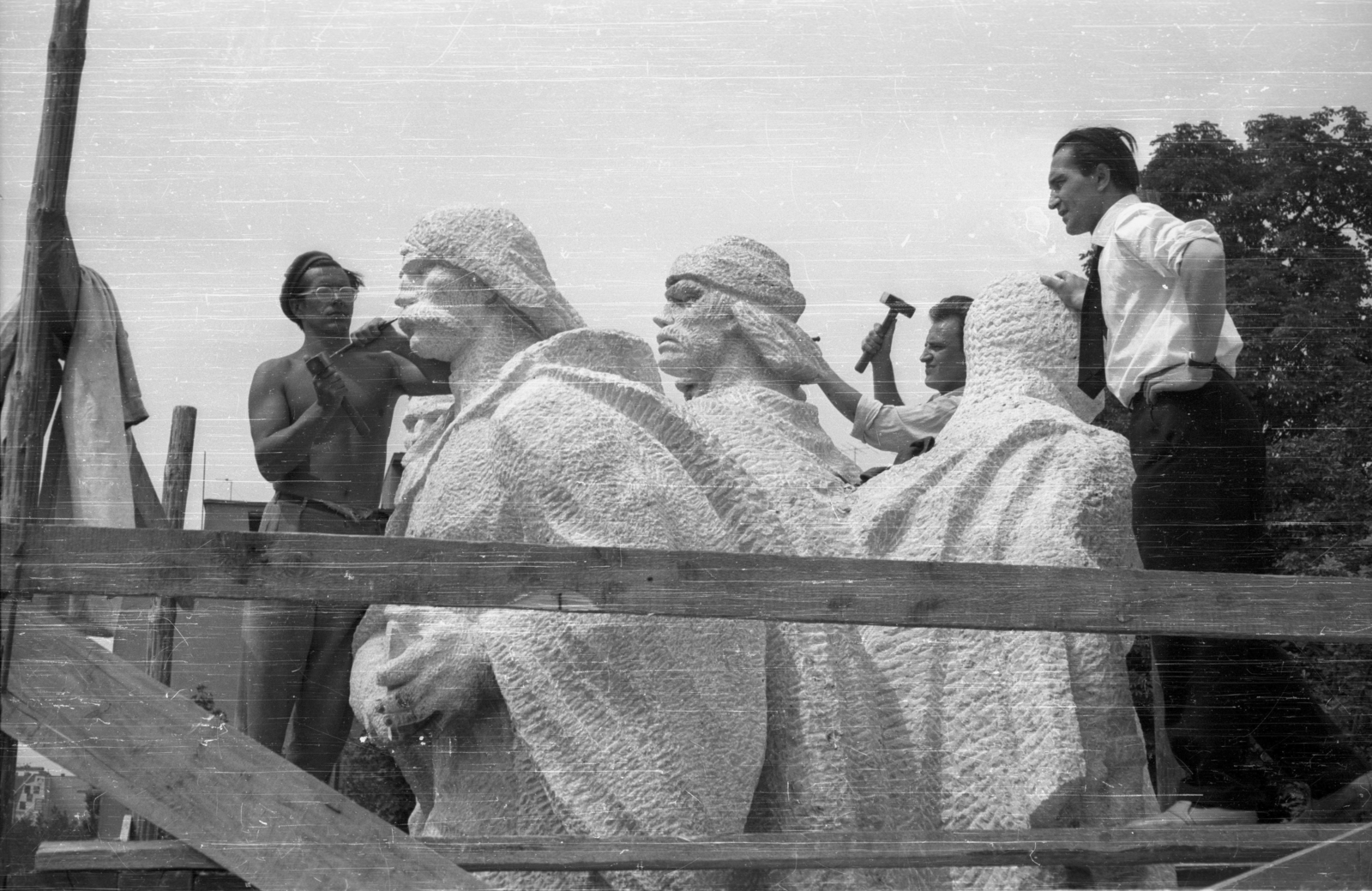 Hungary, Budapest I., Dózsa György tér, a Dózsa György szobor mellékalakjai. Jobbra Kiss István szobrászművész., 1961, Hunyady József, sculptor, Budapest, sculptural group, stone-cutter, half-naked, Fortepan #107350