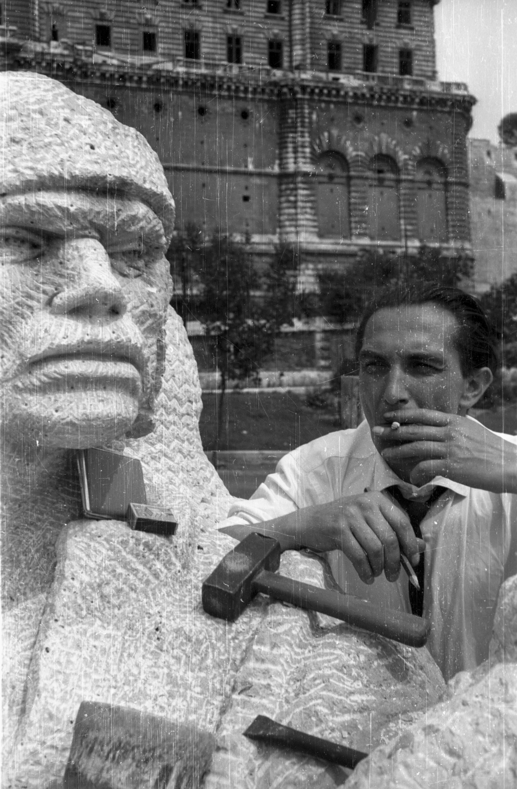 Hungary, Budapest I., Dózsa György tér, Kiss István szobrászművész és a Dózsa György szobor egyik mellékalakja., 1961, Hunyady József, smoking, Alajos Hauszmann-design, palace, library, pencil, Budapest, stone-cutter, chisel, cigarette case, Fortepan #107352