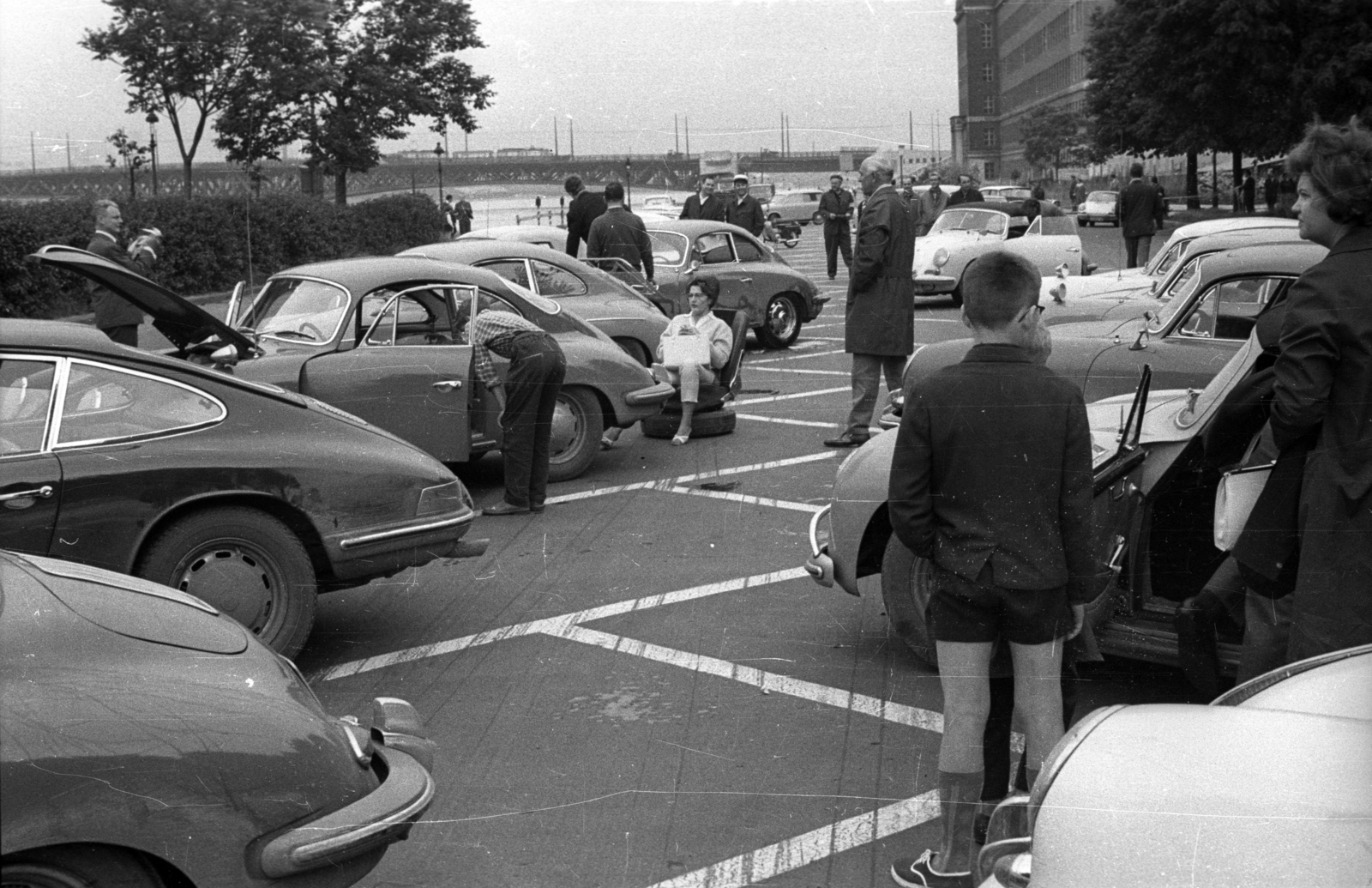 Magyarország, Budapest XI., Műegyetem rakpart a Petőfi híd felé nézve., 1965, Hunyady József, utcakép, életkép, Porsche-márka, Porsche 911, Budapest, Duna-híd, Álgyay Hubert Pál-terv, Fortepan #107363