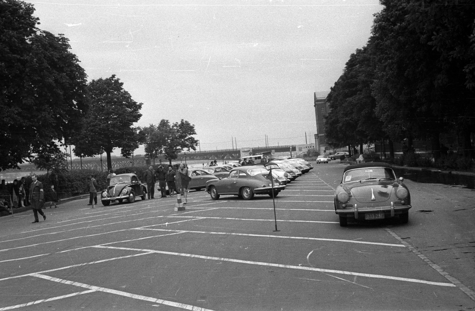 Hungary, Budapest XI., Műegyetem rakpart a Petőfi híd felé nézve., 1965, Hunyady József, street view, genre painting, number plate, Porsche-brand, Volkswagen Beetle, buoy, Budapest, Duna-bridge, Hubert Pál Álgyay-design, Fortepan #107368