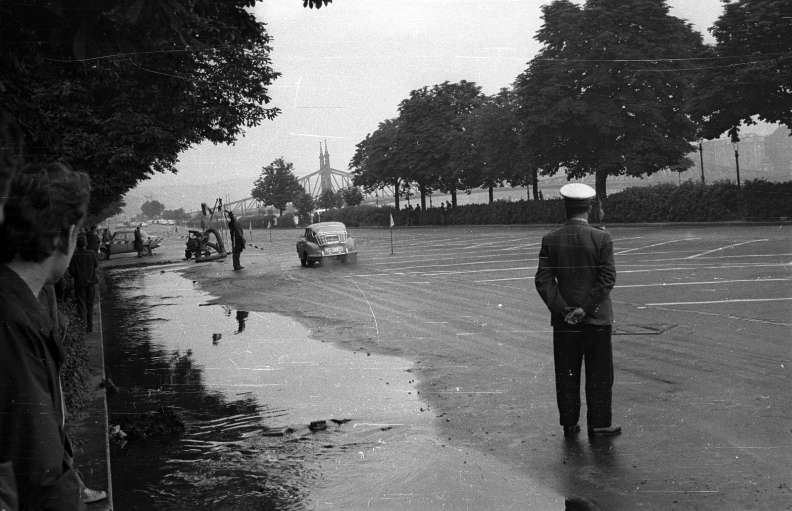 Hungary, Budapest XI., Műegyetem rakpart a Szabadság híd felé nézve., 1965, Hunyady József, street view, genre painting, cop, Porsche-brand, buoy, Budapest, Duna-bridge, János Feketeházy-design, Fortepan #107376