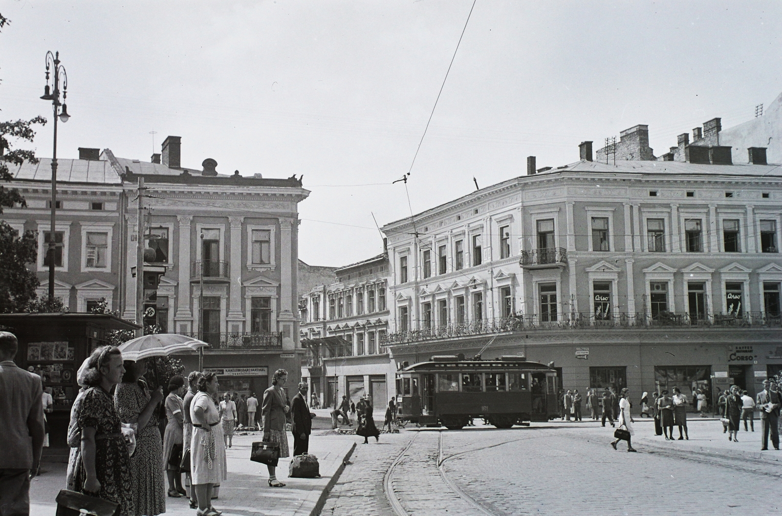Ukraine, Lviv, Szvobodi sugárút (Adolf Hitler Platz) a Petra Dorosenka utca (Sykstusstrasse) torkolata felé nézve., 1942, Kókány Jenő, street view, tram, swastica, Fortepan #107386