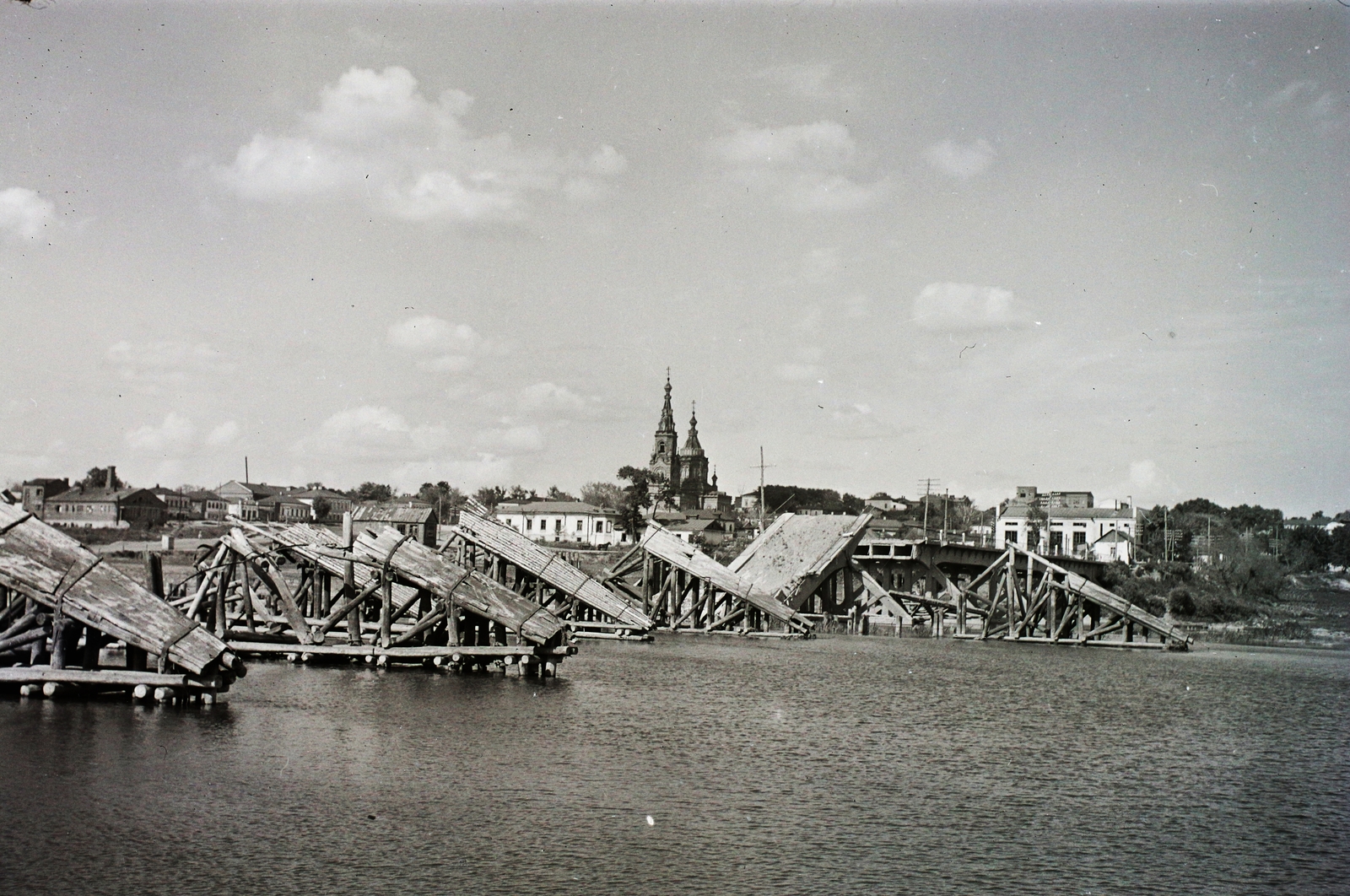 Russia, Lgov, felrobbantott híd a Szejm folyón., 1942, Kókány Jenő, church, picture, wrecked bridge, wooden bridge, Fortepan #107394