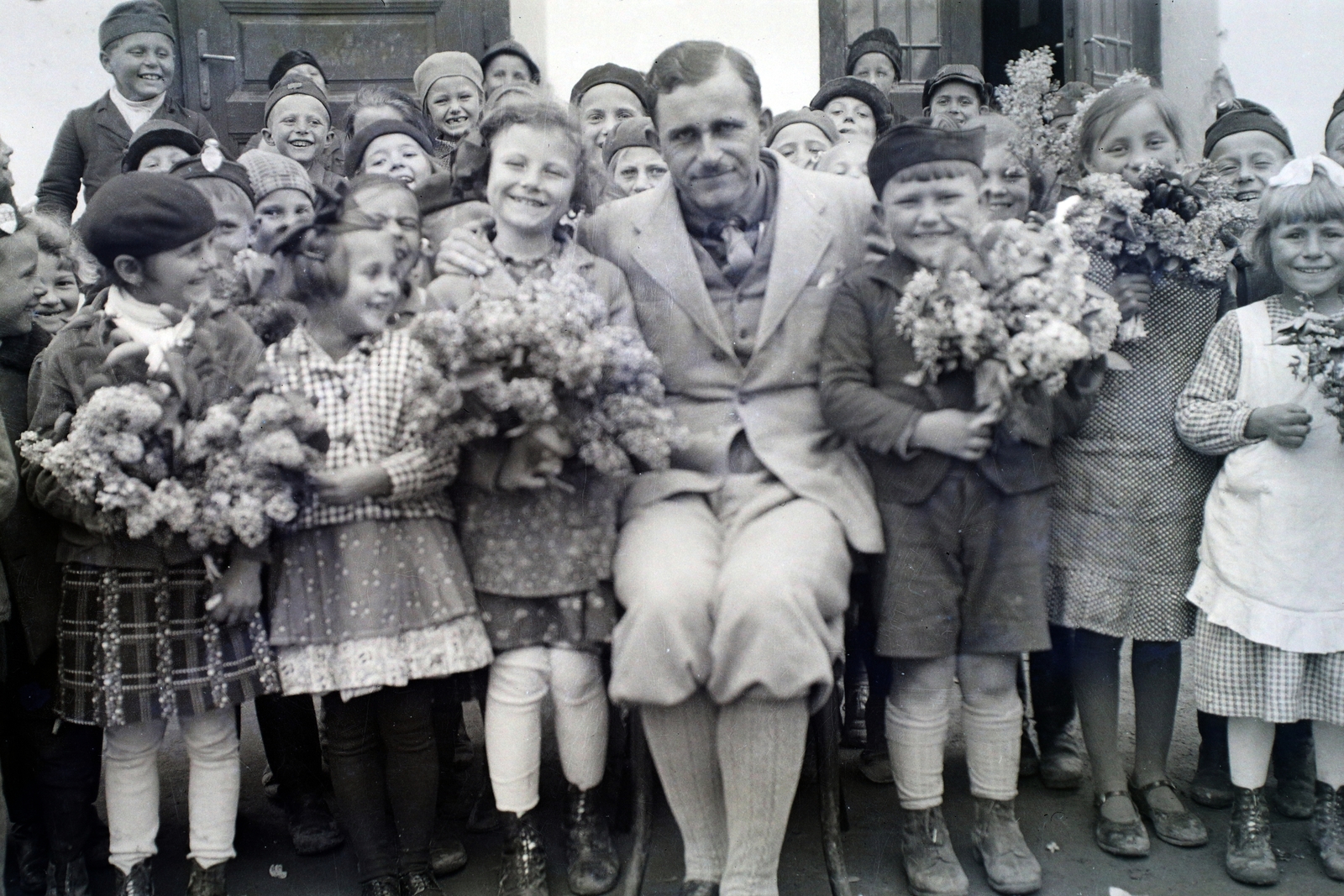 1939, Kókány Jenő, class photo, fun, kids, breech, bouquet, teacher, Fortepan #107403