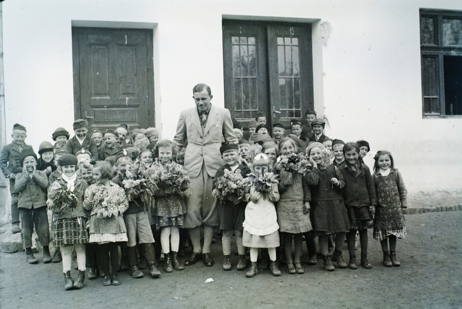 1939, Kókány Jenő, class photo, fun, kids, breech, bouquet, teacher, Fortepan #107406