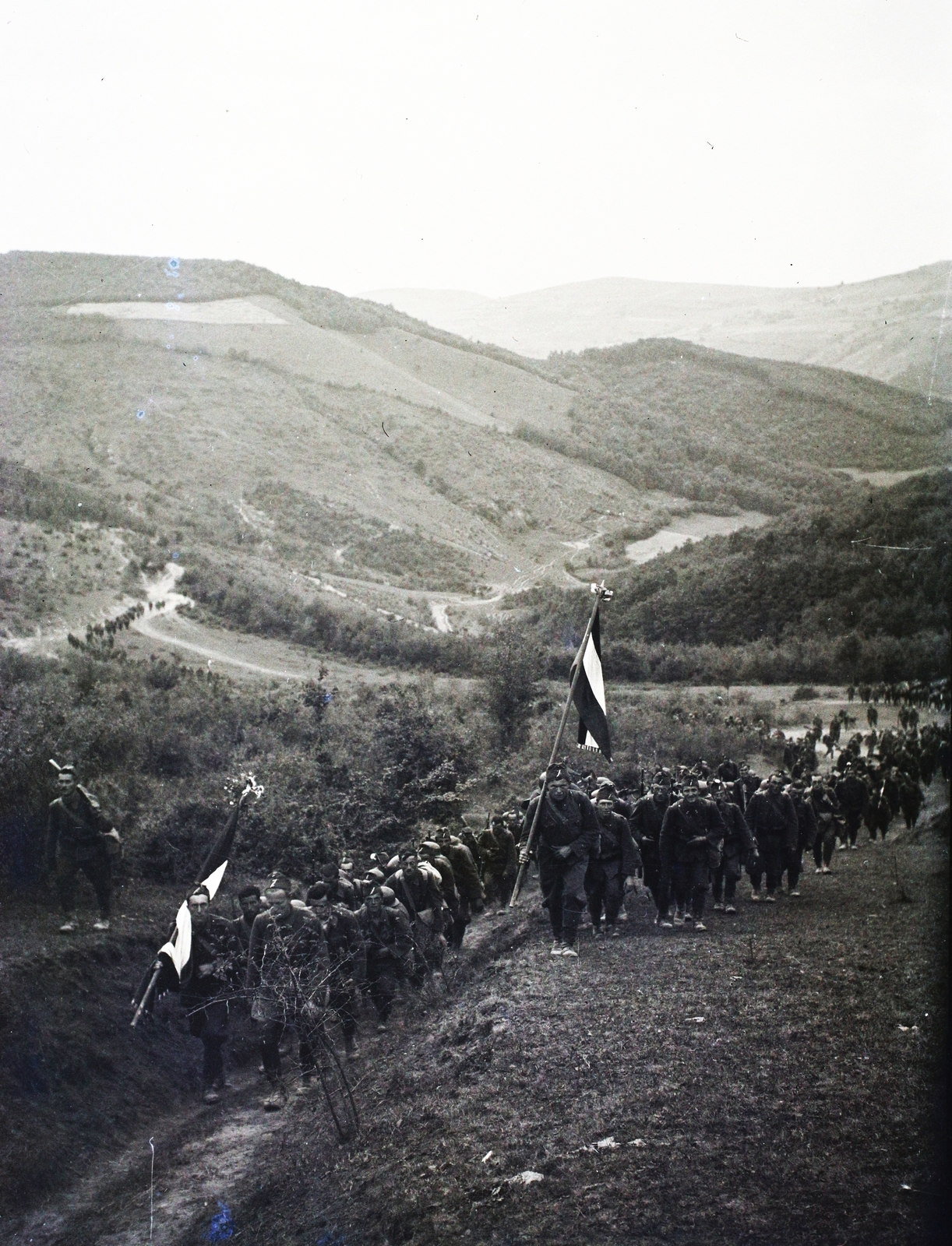 Románia,Erdély, Észak-Erdély. A felvétel a magyar csapatok bevonulása idején készült., 1940, Kókány Jenő, zászló, katona, menetoszlop, Fortepan #107417