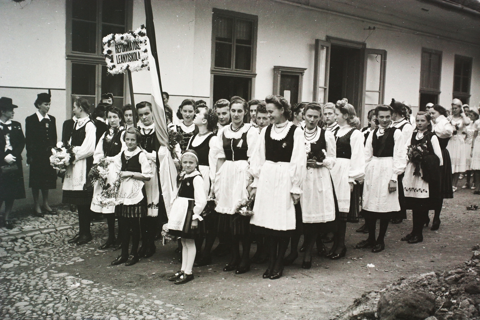 Románia,Erdély, Marosvásárhely, Forradalom utca (Strada Revoluţiei, ekkor Szent György utca), a Református Leányiskola udvara. A felvétel 1940. szeptember 10-én a magyar csapatok bevonulása idején készült., 1940, Kókány Jenő, Fortepan #107421