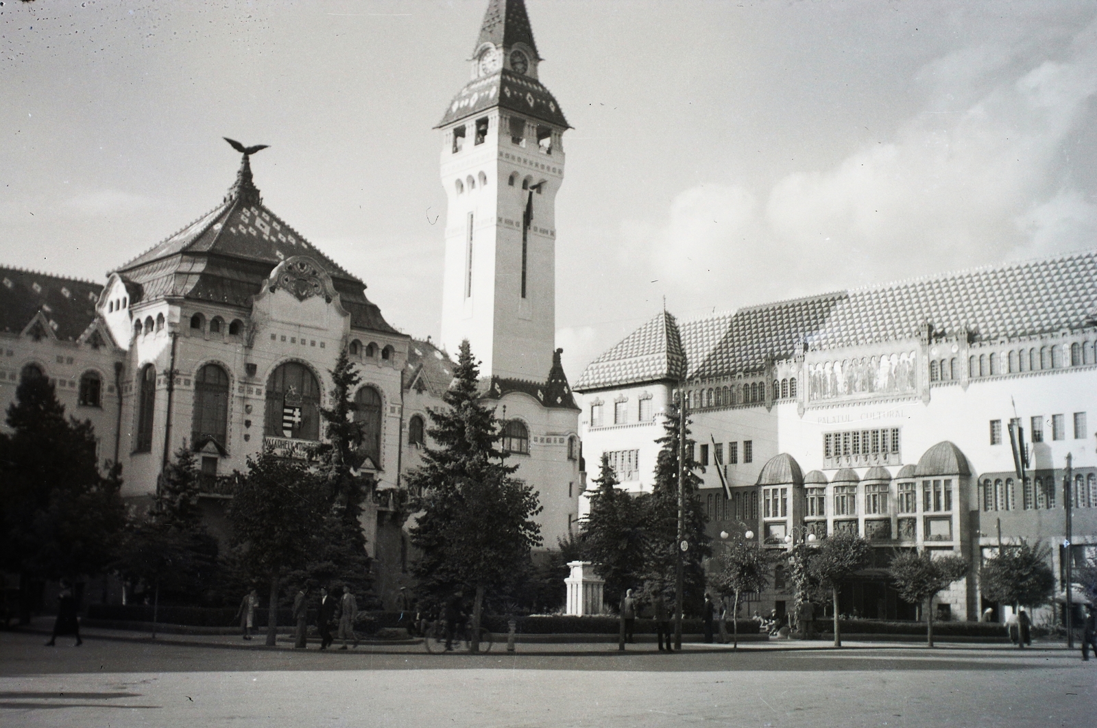 Románia,Erdély, Marosvásárhely, Gyözelem tér (Piața Victoriei, ekkor Ugron Gábor tér), balra a Városháza, jobbra a Kultúrpalota részlete látszik., 1940, Kókány Jenő, szecesszió, palota, középület, Komor Marcell-terv, Art Nouveau, Jakab Dezső-terv, Fortepan #107428