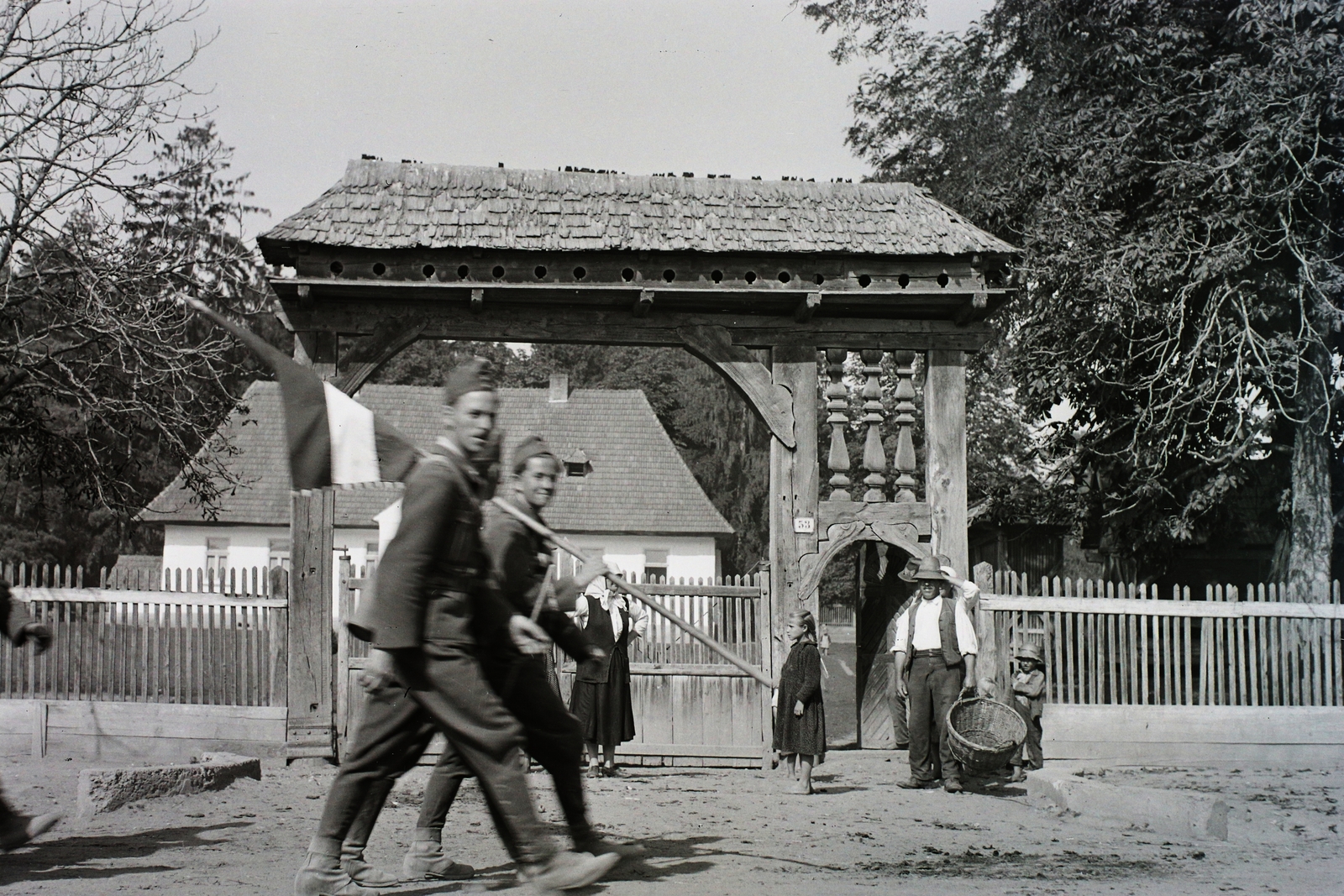 Románia,Erdély, Észak-Erdély. A felvétel a magyar csapatok bevonulása idején készült., 1940, Kókány Jenő, zászló, fedeles kapu, Fortepan #107430
