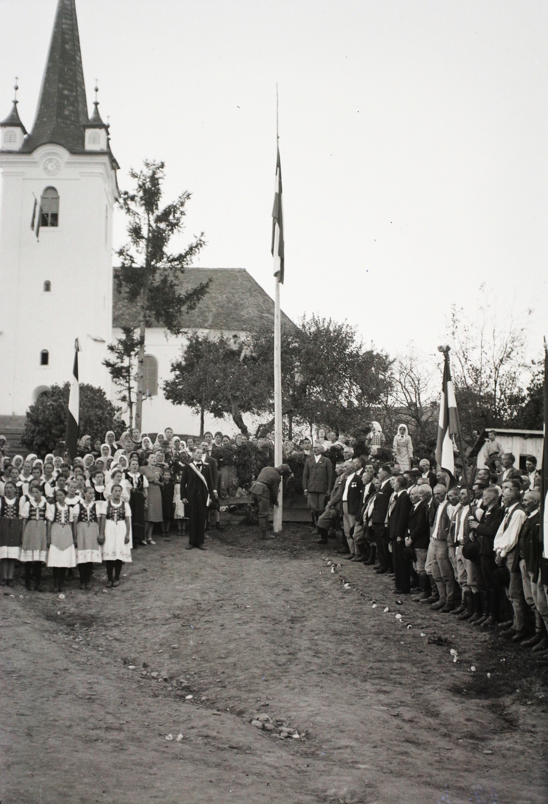 Románia,Erdély, Nyárádkarácson, a felvétel a református templom előtt, a magyar csapatok bevonulása idején készült., 1940, Kókány Jenő, templom, népviselet, Fortepan #107433