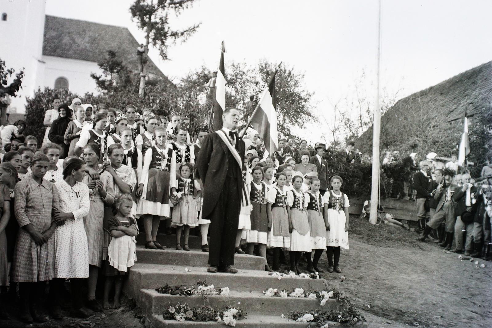 Romania,Transylvania, Crăciunești, a felvétel a református templom előtt készült, a magyar csapatok bevonulása idején., 1940, Kókány Jenő, Fortepan #107443