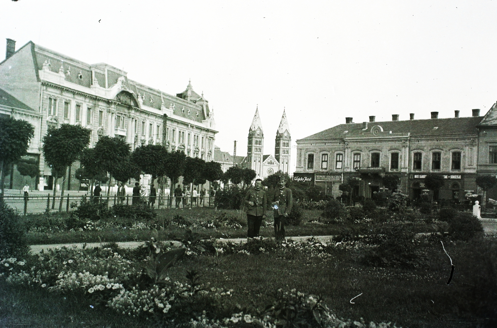 Hungary, Nyíregyháza, Hősök tere (Bessenyei tér), háttérben a Kossuth téren a római katolikus székesegyház., 1940, Kókány Jenő, uniform, soldier, Fortepan #107449