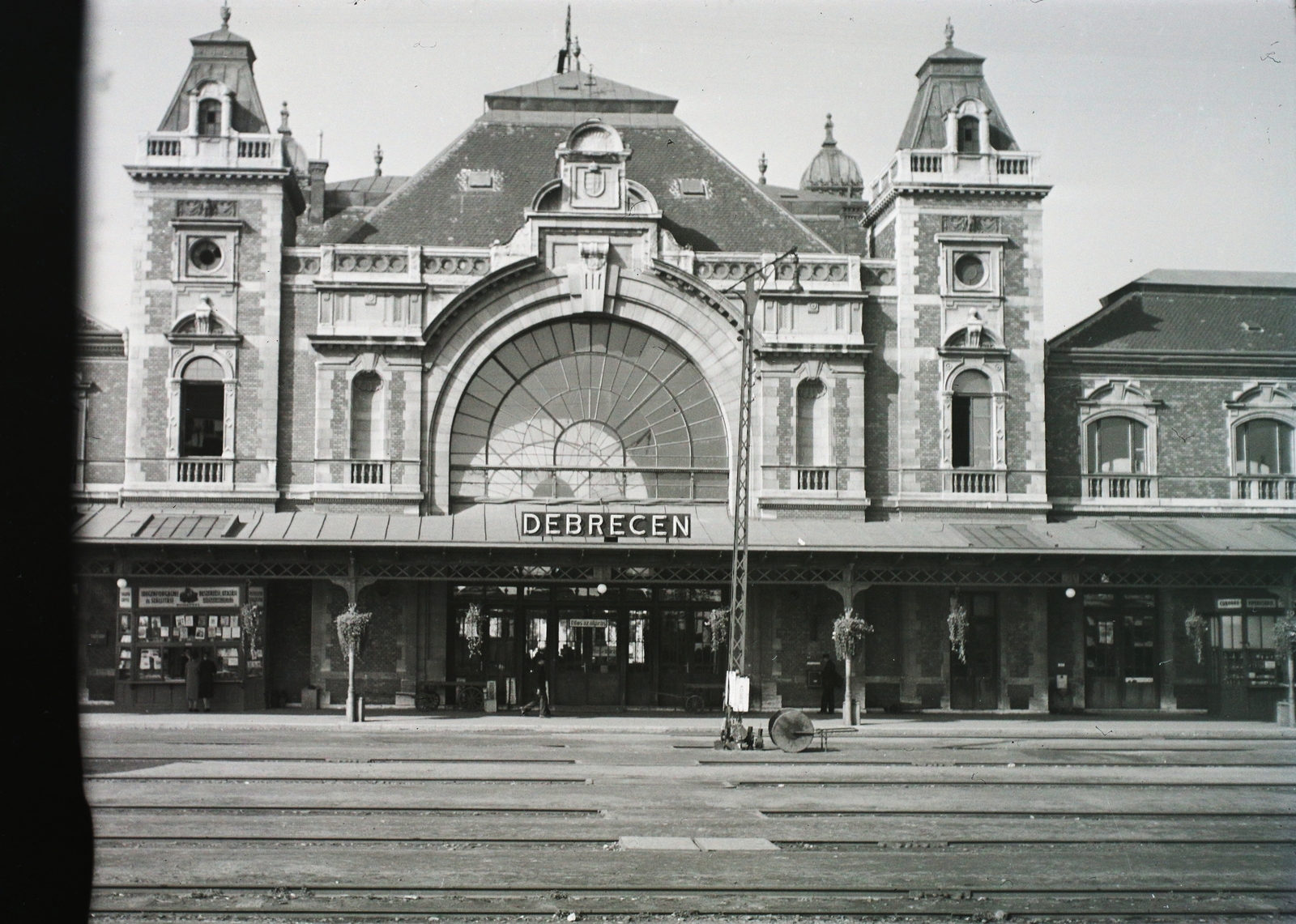 Magyarország, Debrecen, vasútállomás (a II. világháborúban súlyosan megsérült, ezért 1959-ben elbontották), 1940, Kókány Jenő, pályaudvar, vasútállomás, helységnév tábla, Pfaff Ferenc-terv, Fortepan #107454