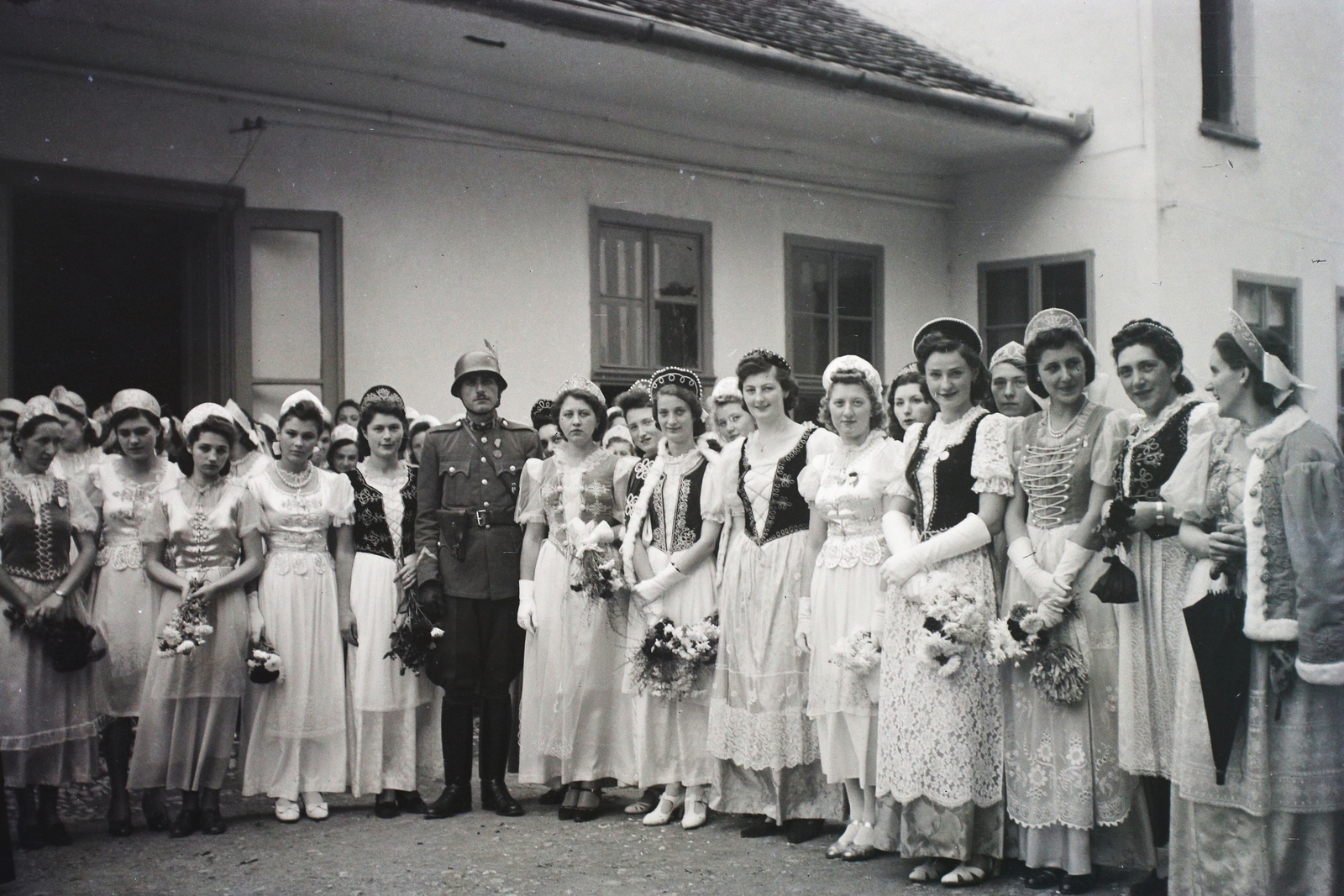 Románia,Erdély, Marosvásárhely, Forradalom utca (Strada Revoluţiei, ekkor Szent György utca), a Református Leányiskola udvara. A felvétel 1940. szeptember 10-én a magyar csapatok bevonulása idején készült., 1940, Kókány Jenő, egyenruha, csoportkép, főkötő, katona, ünneplő ruha, tiara, Fortepan #107464