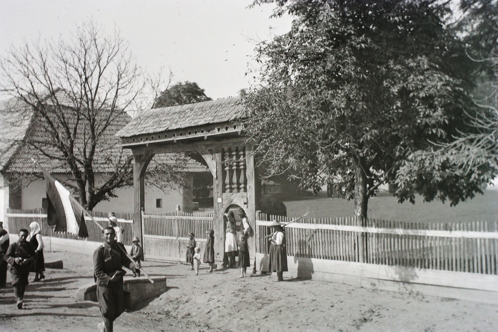 Románia,Erdély, Észak-Erdély. A felvétel a magyar csapatok bevonulása idején készült., 1940, Kókány Jenő, zászló, fedeles kapu, Fortepan #107468
